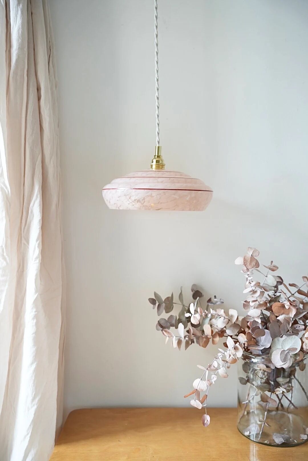 Clichy pink glass pendant with a rim