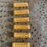 6 portes couteaux en céramique émaillée, barbotine, jaune dore vintage