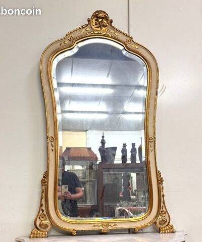 Grand miroir de cheminée – Bois laqué crème et doré – Style Louis XV