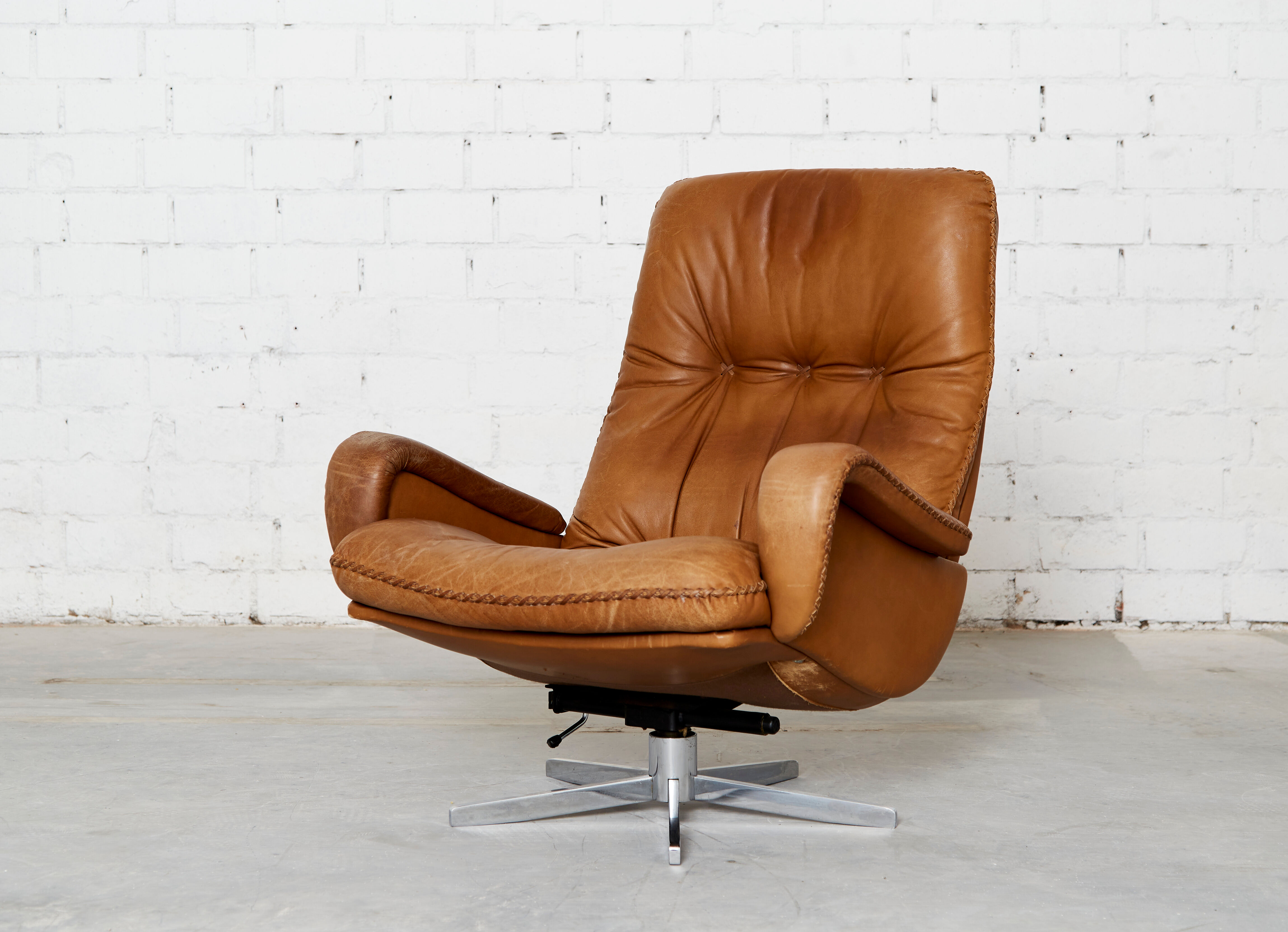 S231 James Bond Swivel Armchair from de Sede, 1960s