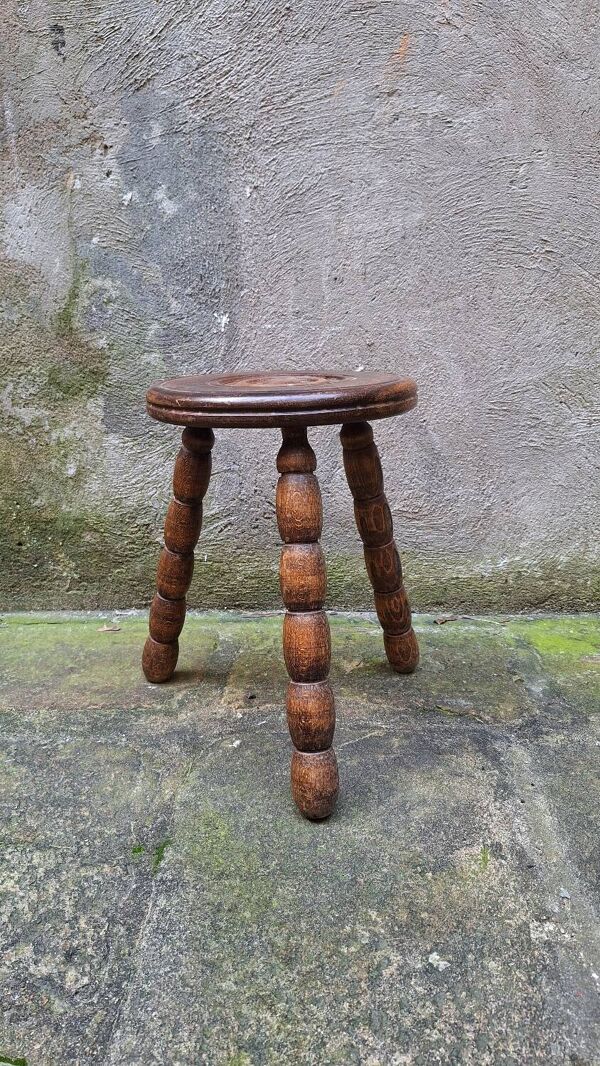 Tabouret tripode en bois tourné