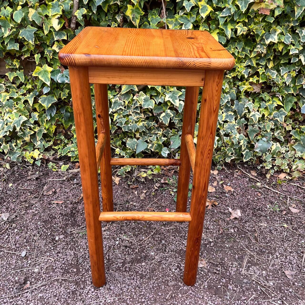 Square high stool in pine