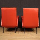 Paire de fauteuils de conception italienne en simili cuir rouge