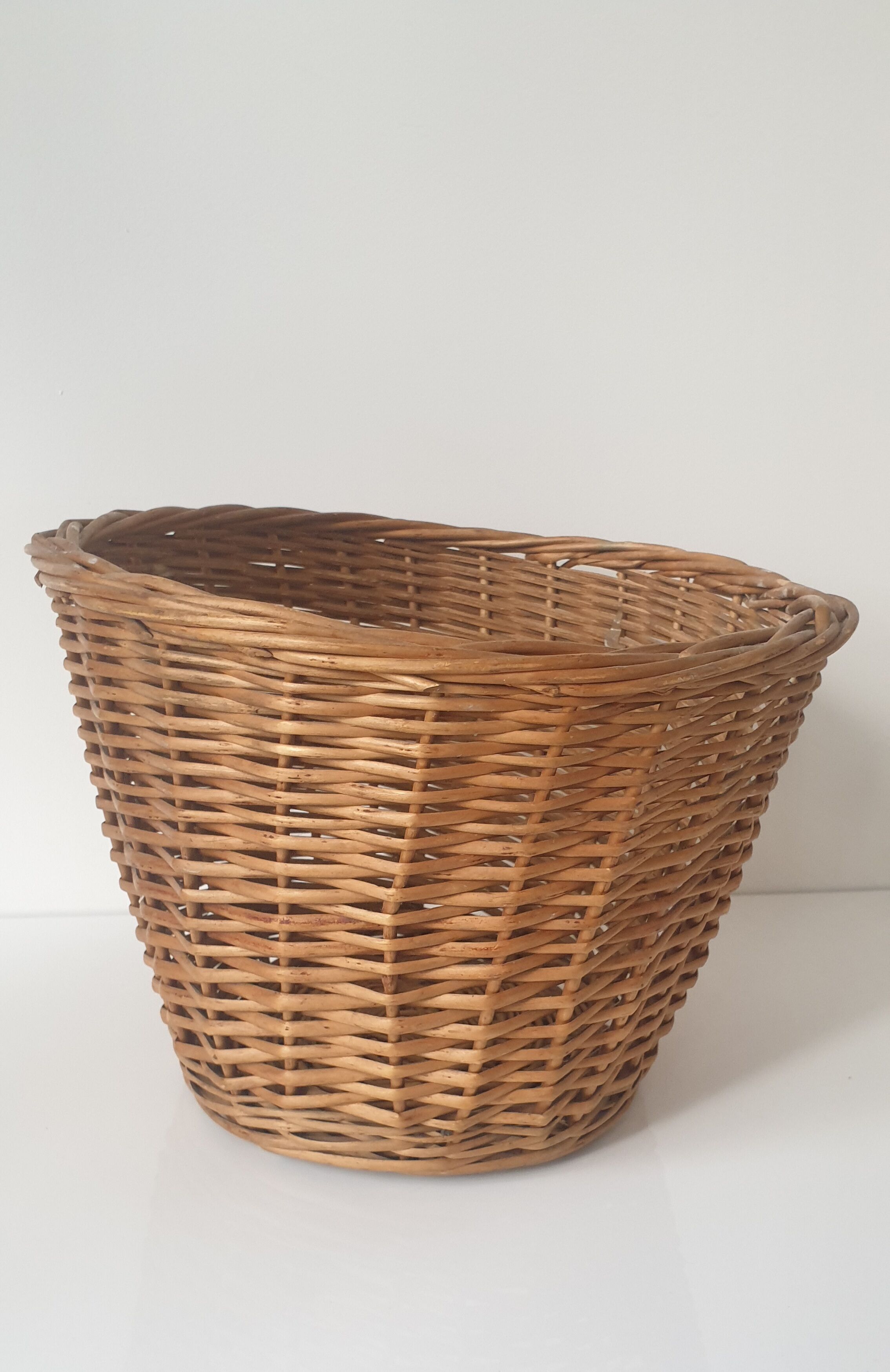 Panier en rotin ancien