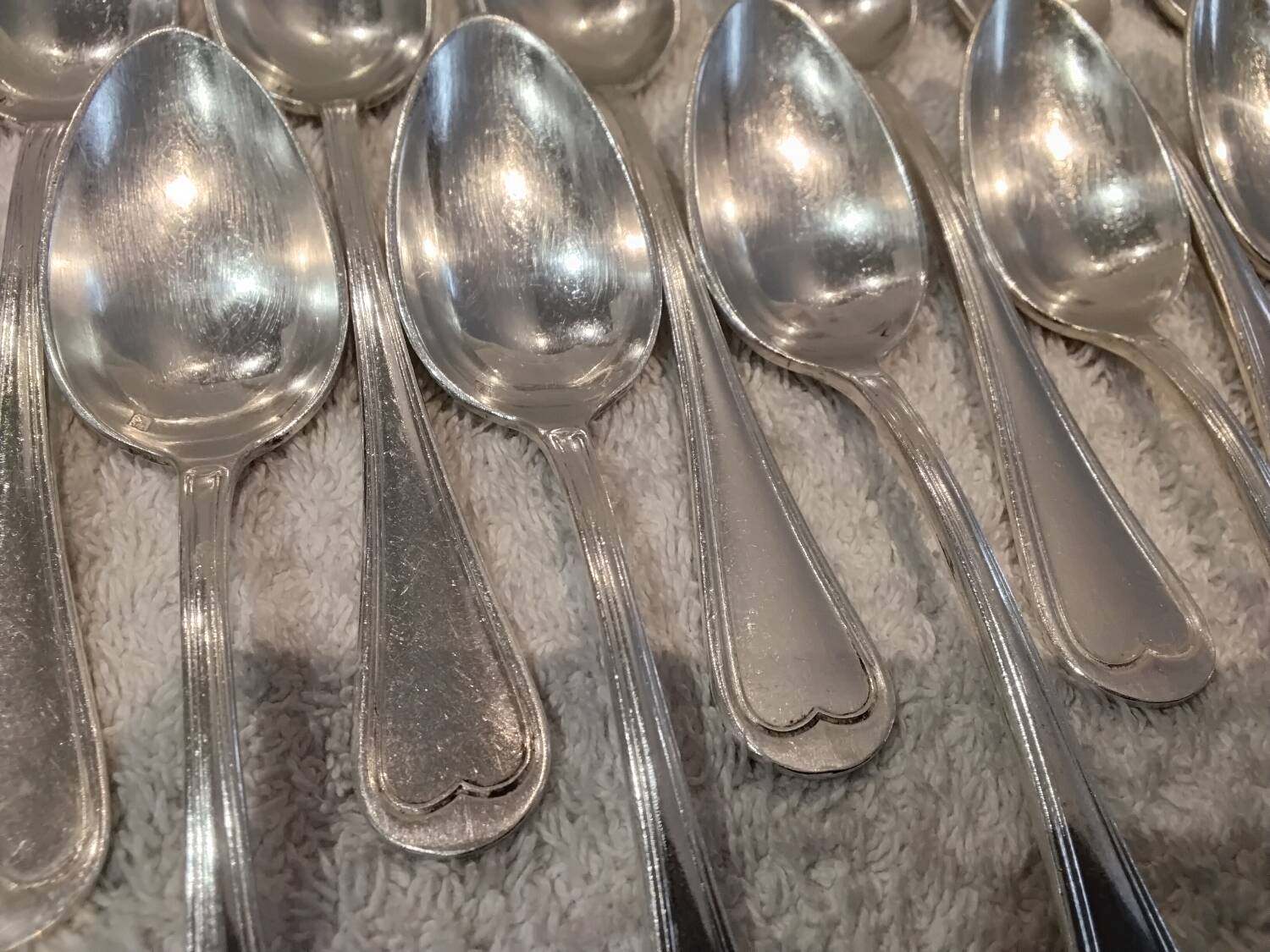 12 silver-plated metal teaspoons by Apollo silversmiths, decorated with fillets, 14.2cm