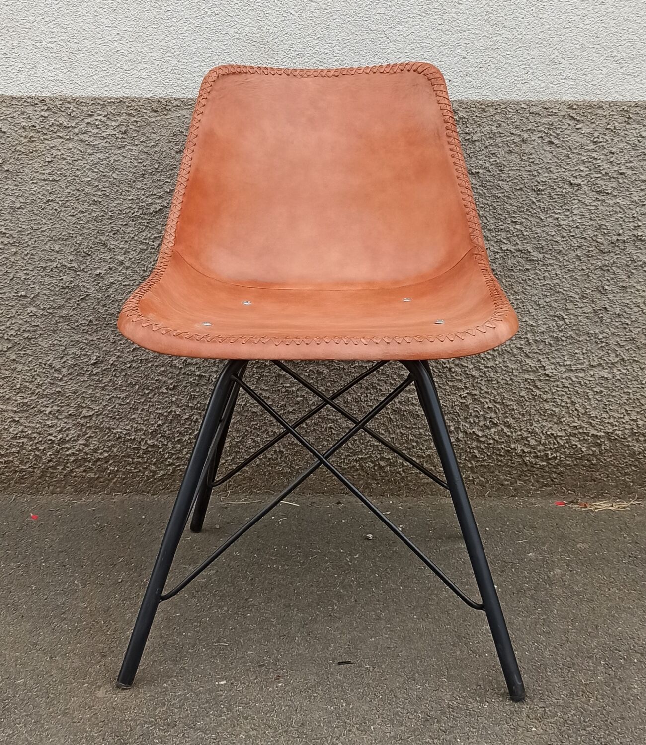 Set of 6 leather chairs with black metal frame
