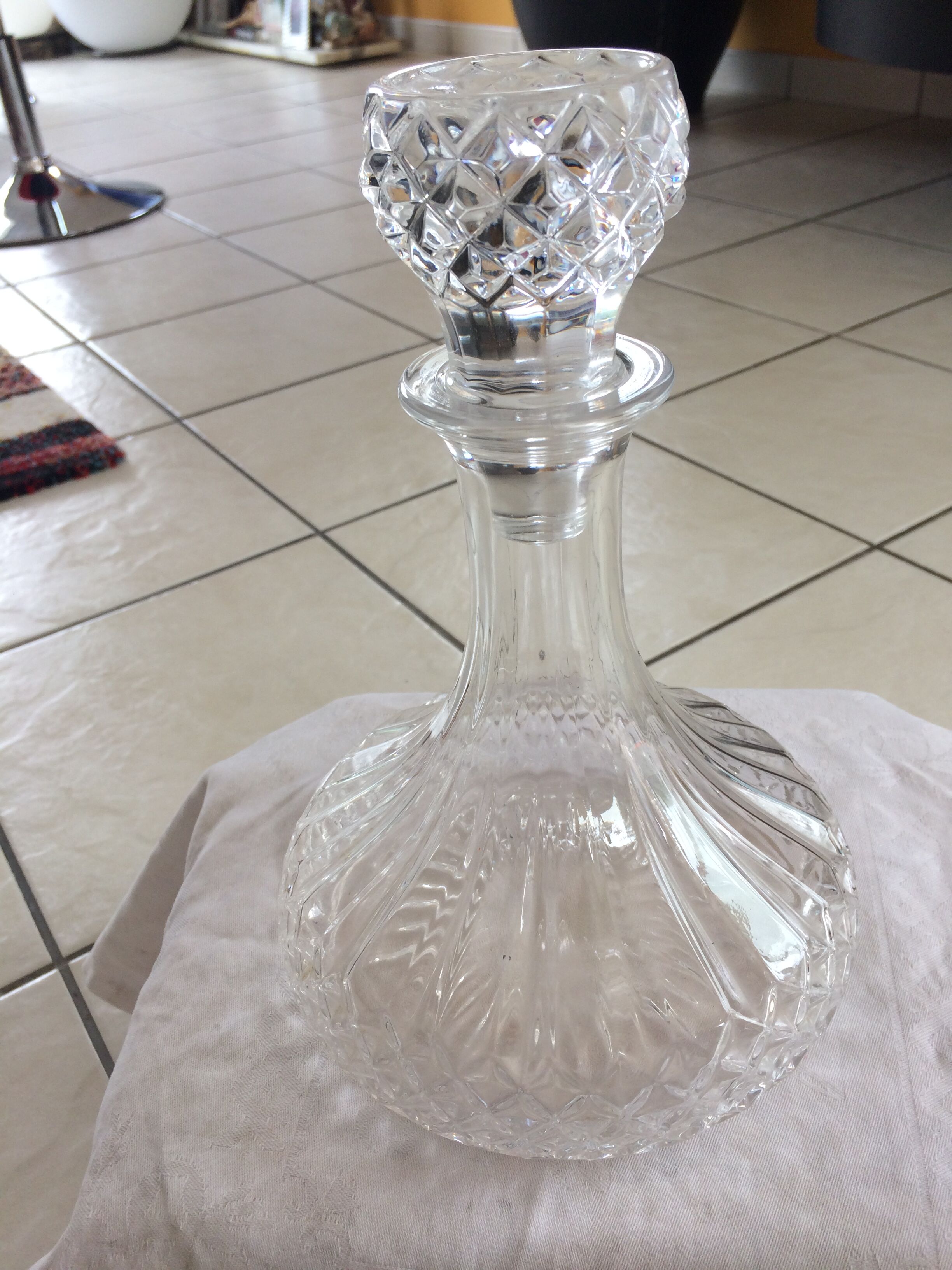 Crystal decanter with its cap