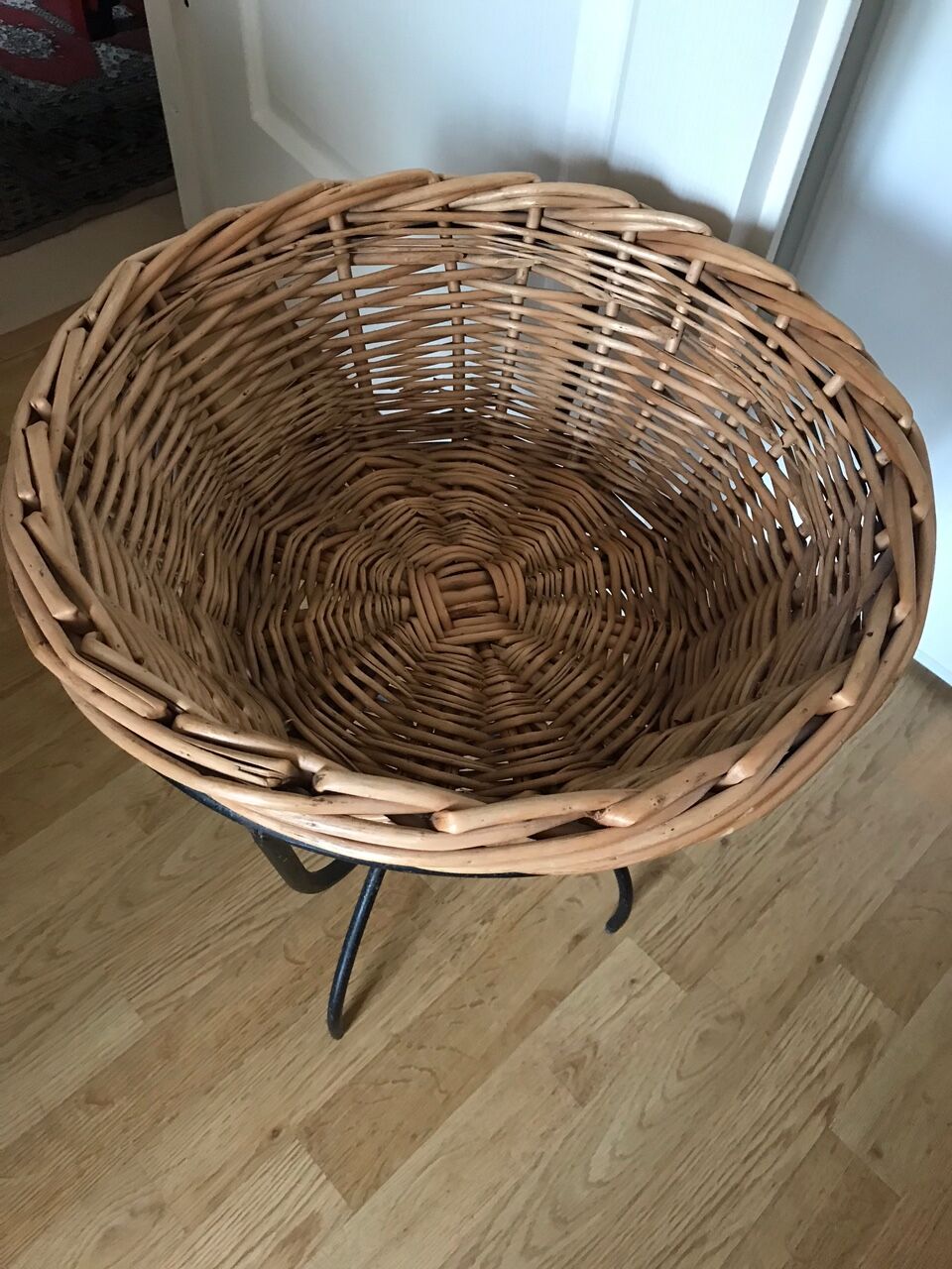 Wicker basket with metal support