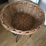 Wicker basket with metal support