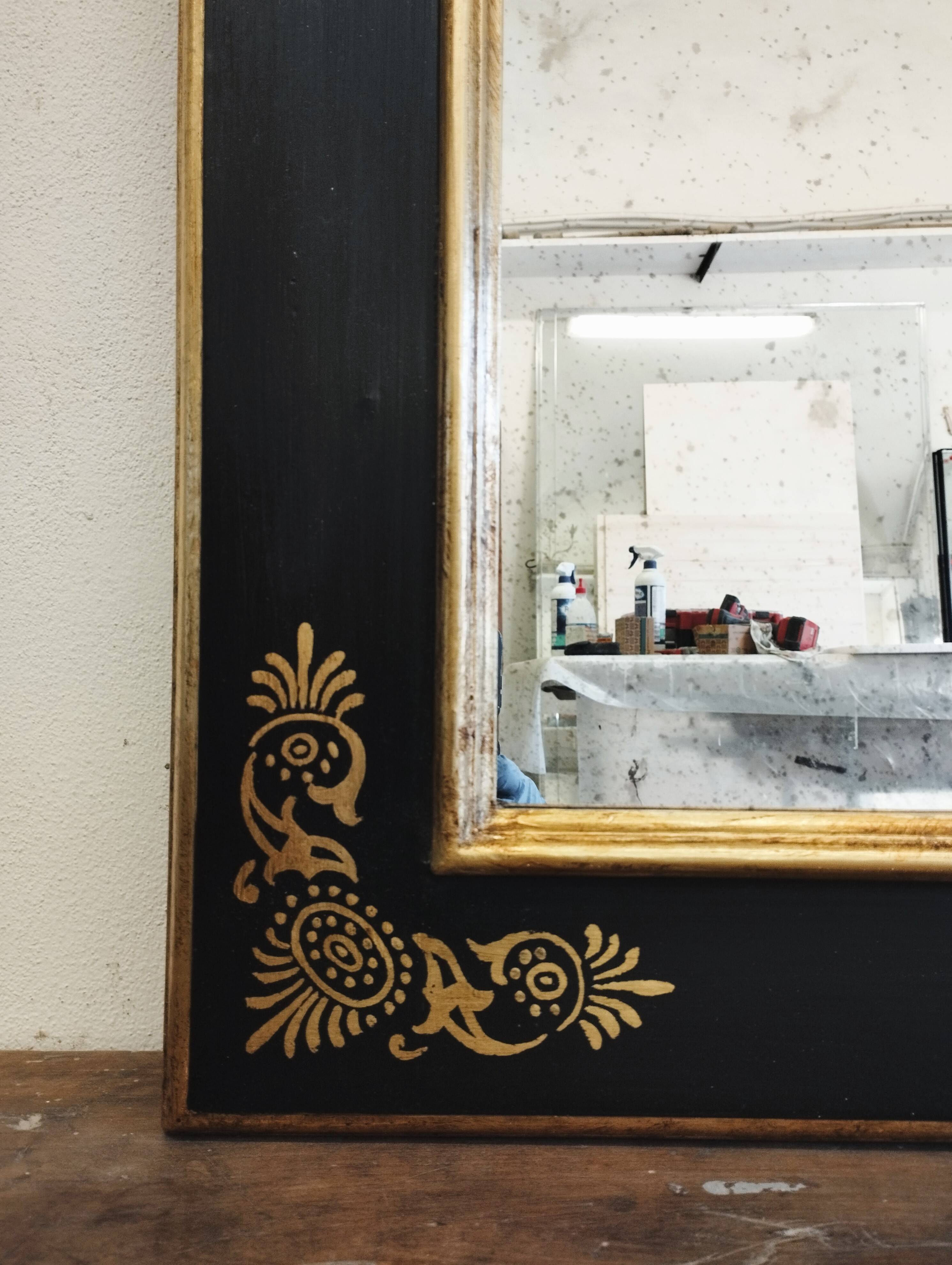 Grand miroir mural artisanal italien, cadre noir laqué et doré.