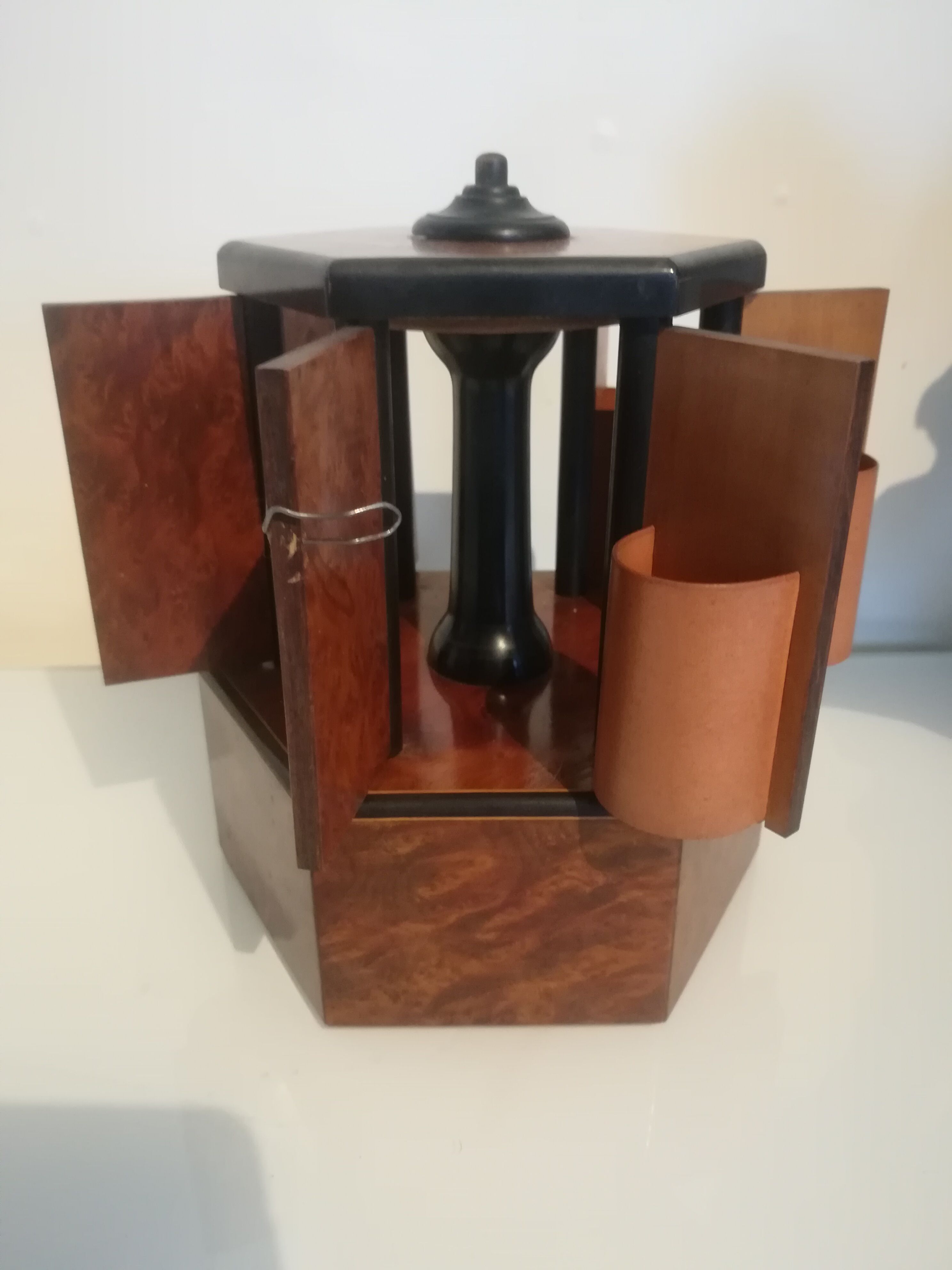 Cigar humidor in cedar burl