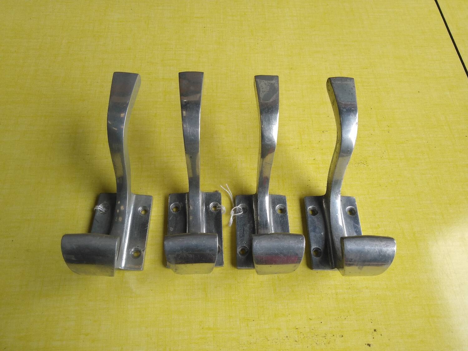 Lot de quatre patères en alu 1950