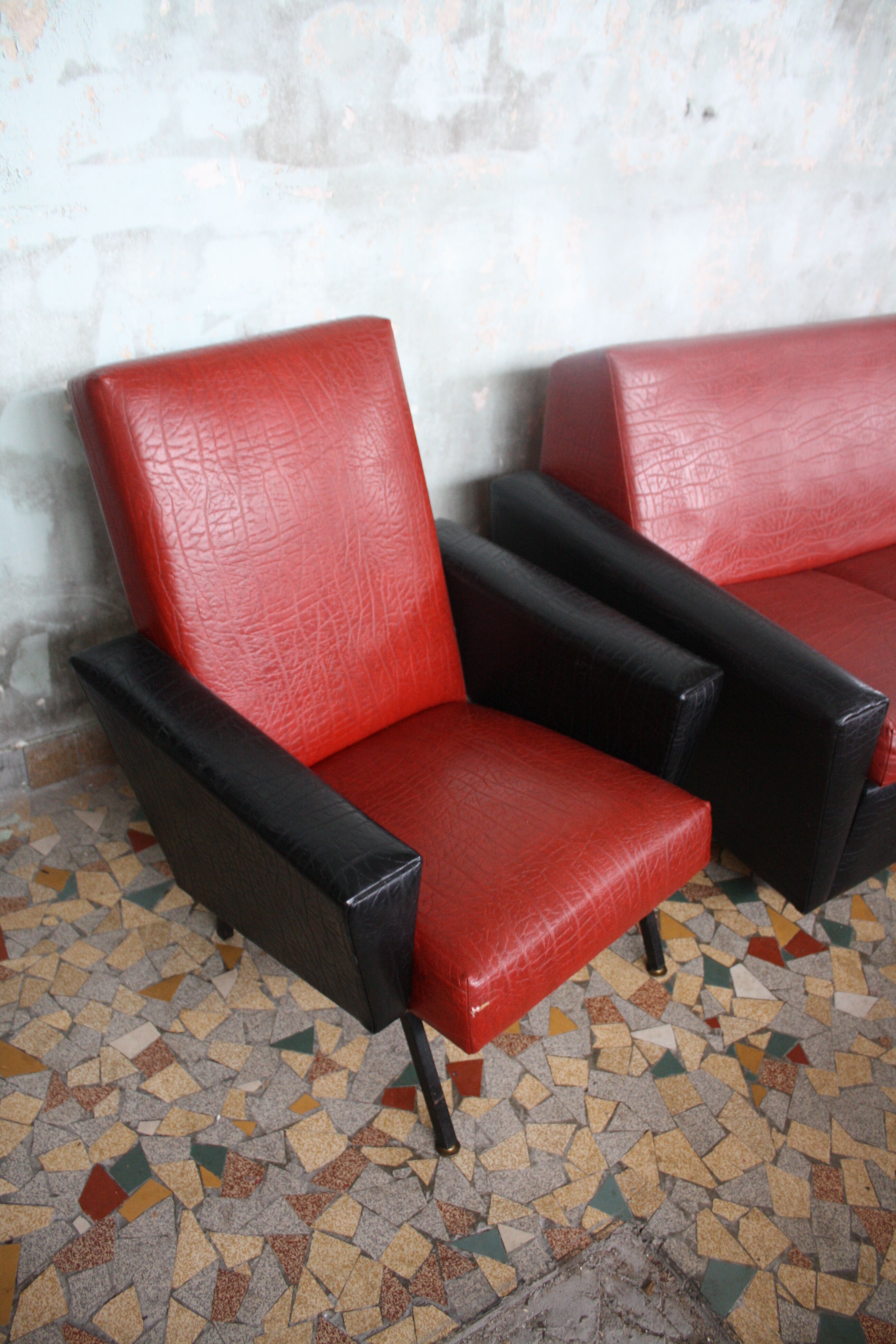 3-seater sofa and 2 rockabilly chairs in red and black skai