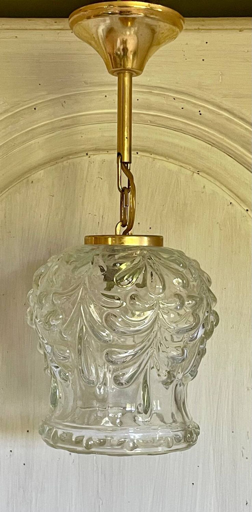 Suspension en verre moulé et métal doré vintage