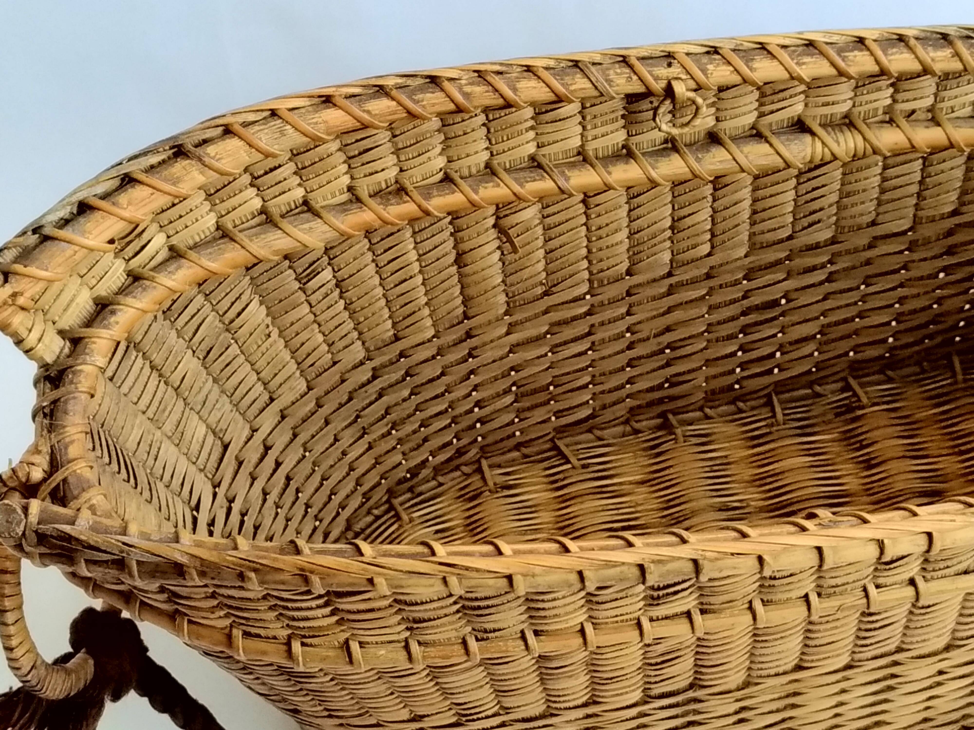 Porte bouteille ancien en rotin vins de bordeaux & de bourgogne Quien & Cie