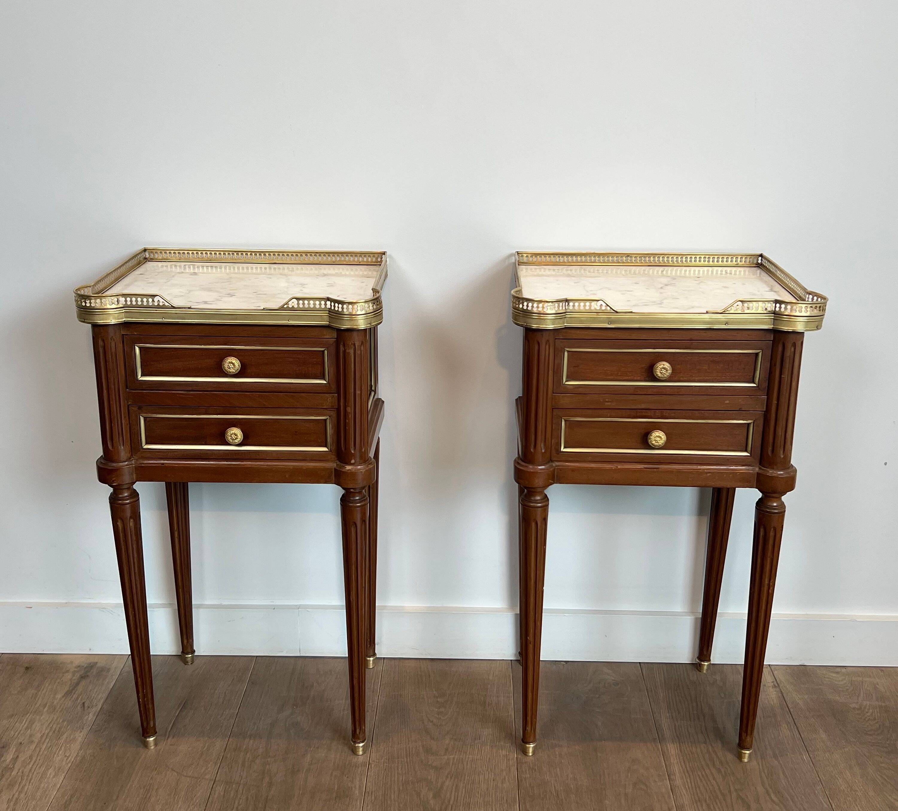 Pair of mahogany and brass side tables or bedside tables with Carrara marble tops.