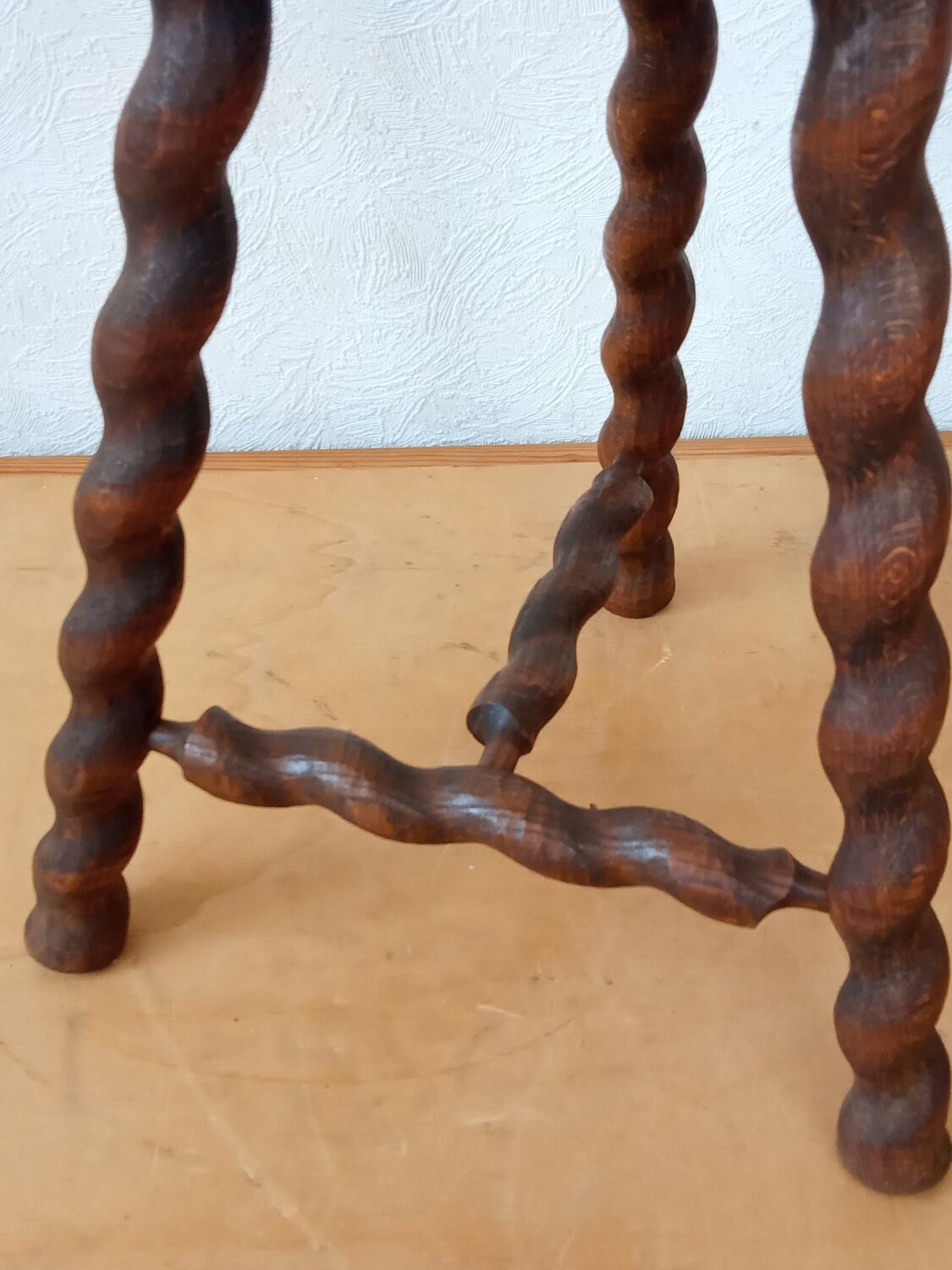 Tripod stool spiral feet