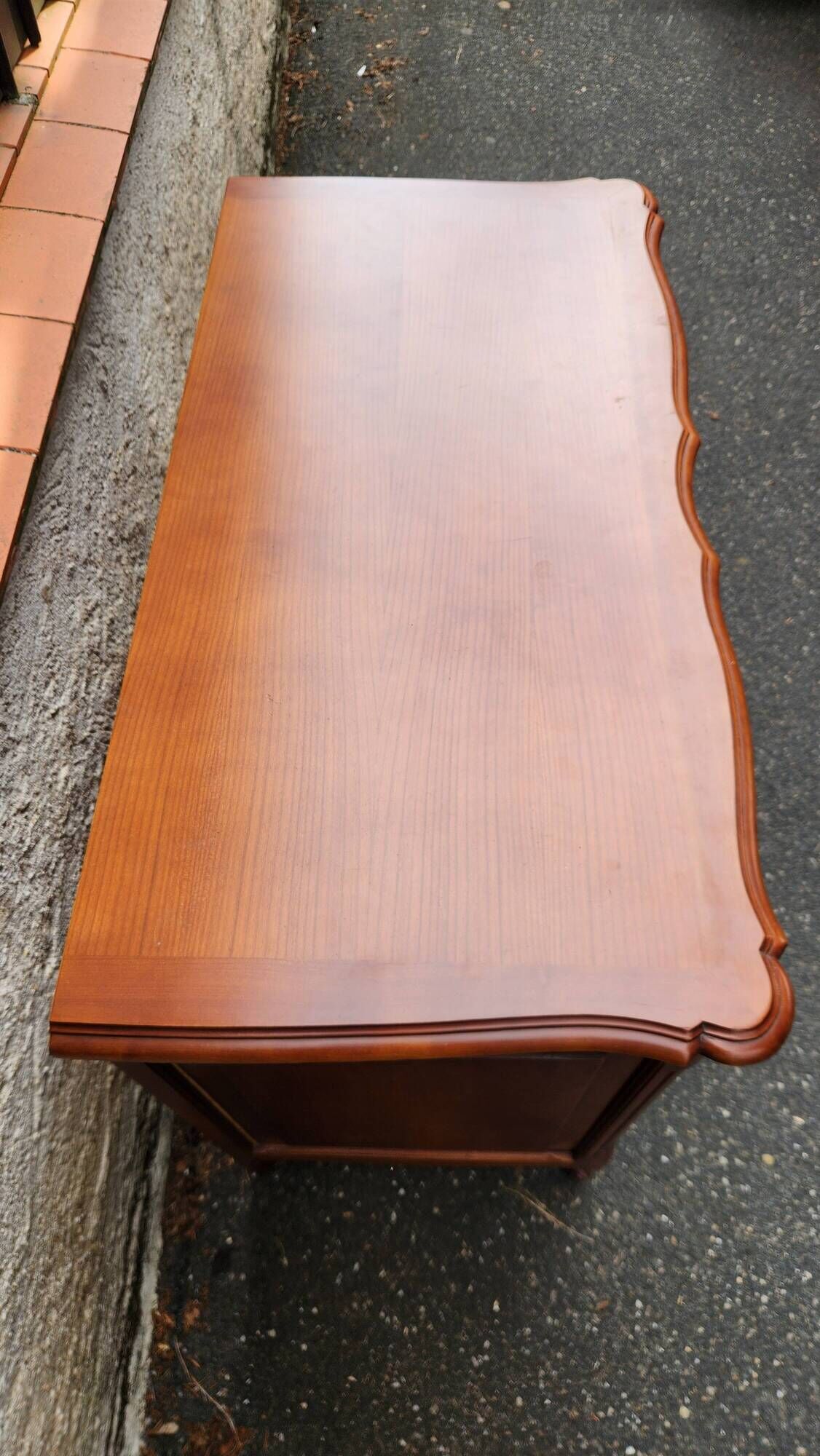 Varnished wooden chest of drawers with 3 drawers