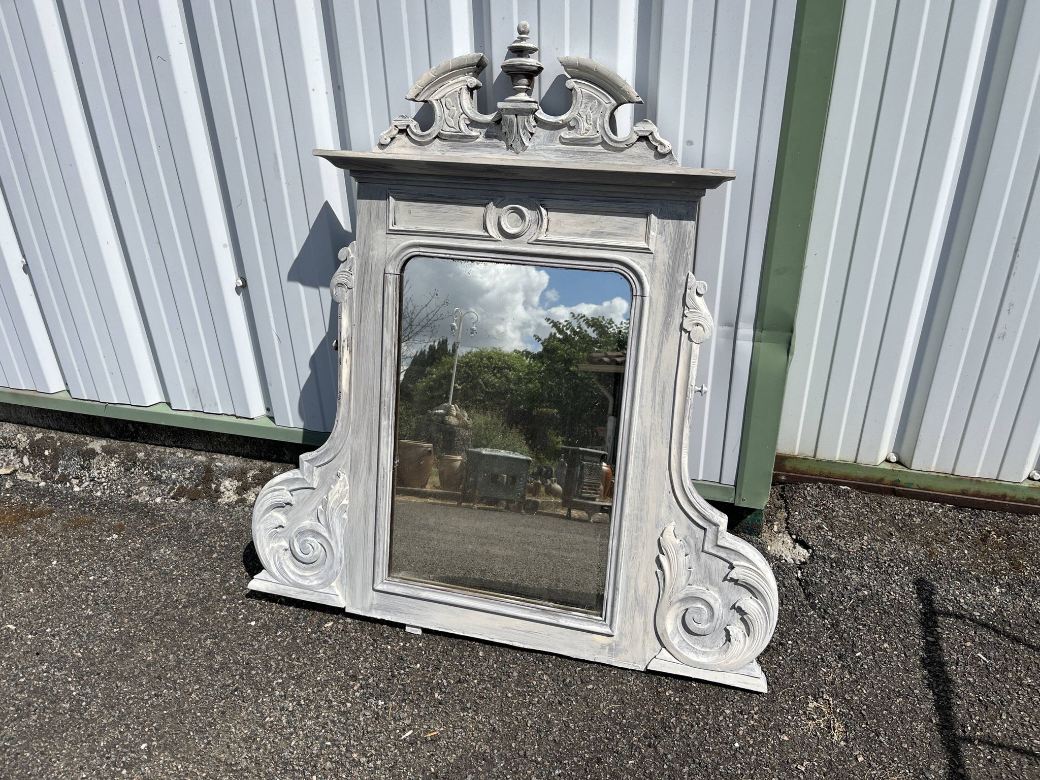 Large decorative mirror in carved wood with shabby patina