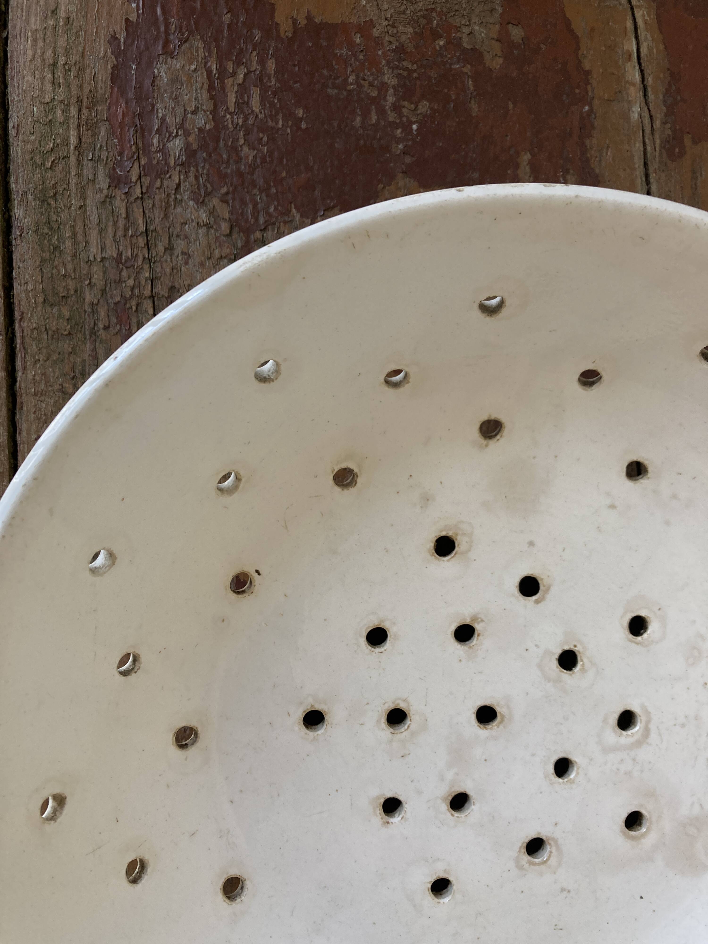 Country plate in ivory earthenware from Sarreguemines, serving dish 1900