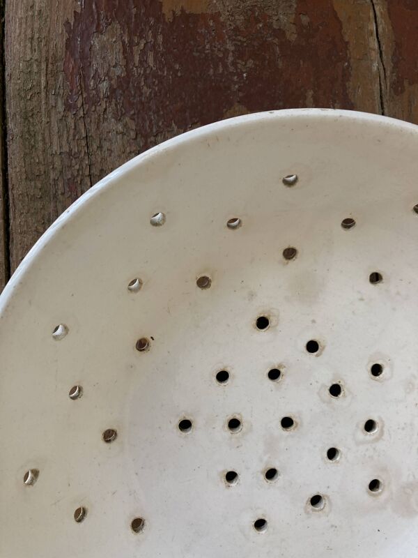 Assiette de campagne en faïence ivoire de Sarreguemines, plat d'office 1900