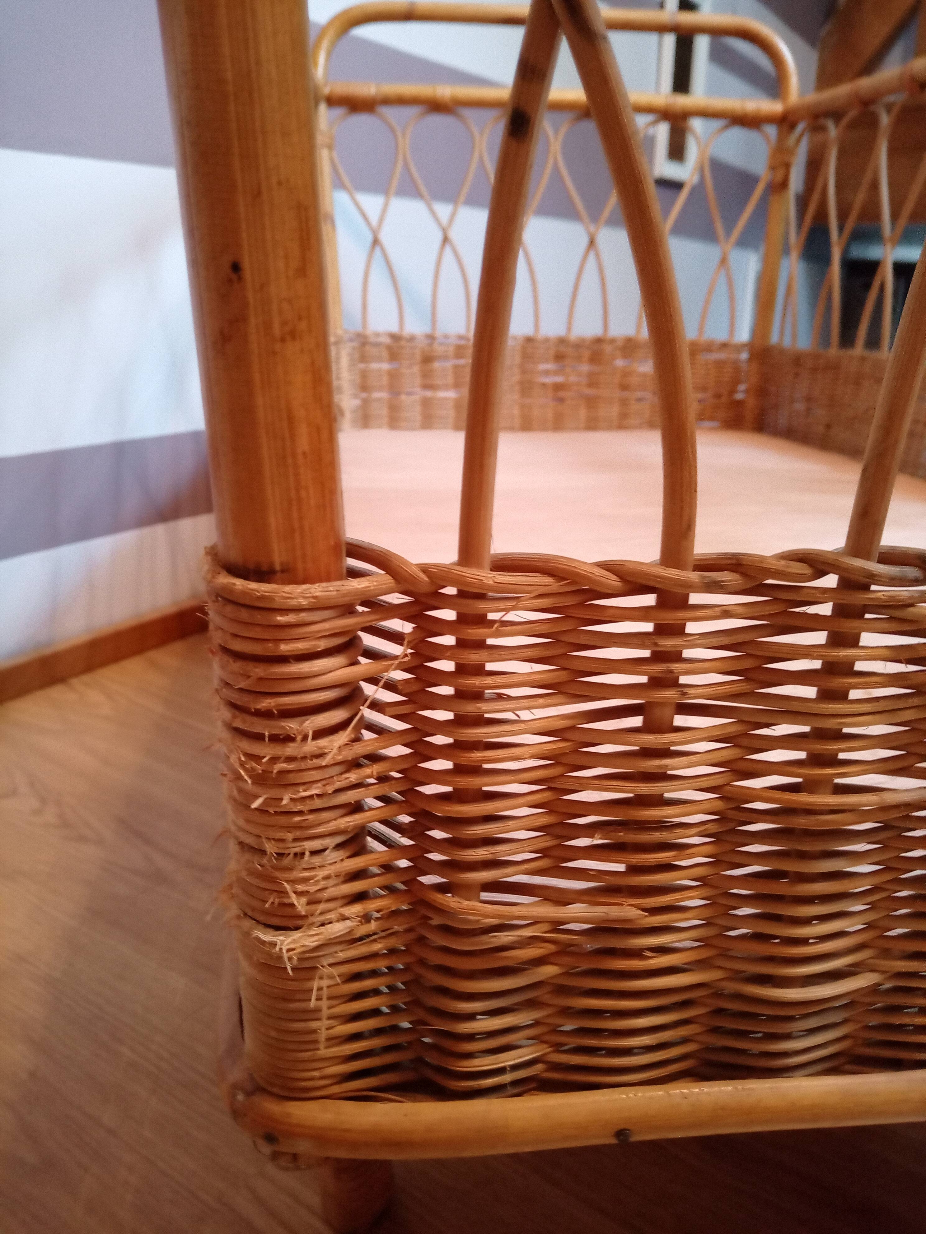 Vintage baby bed in wicker/rotin