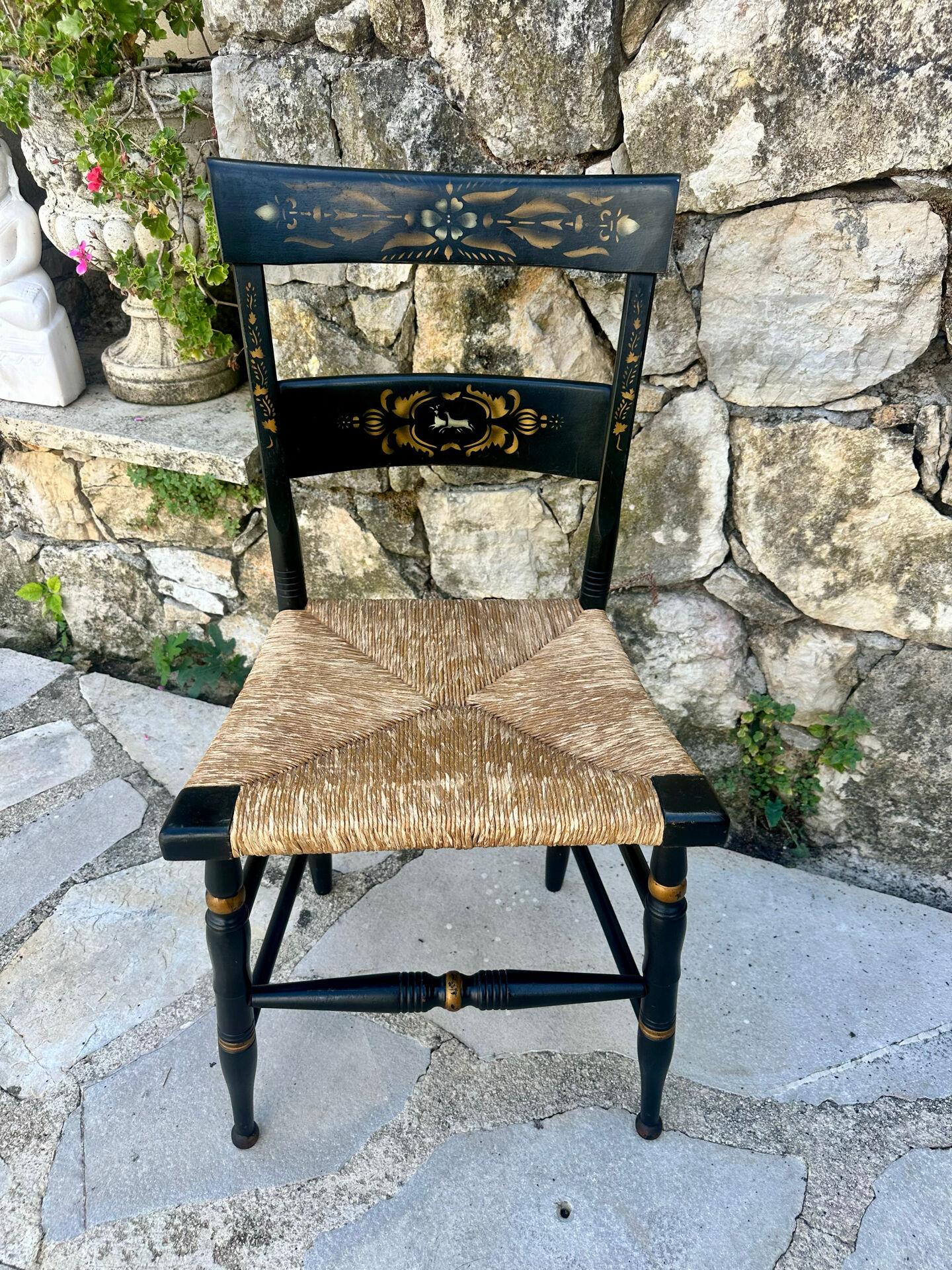 Chaise en bois peint dans le goût d’Hitchcock.