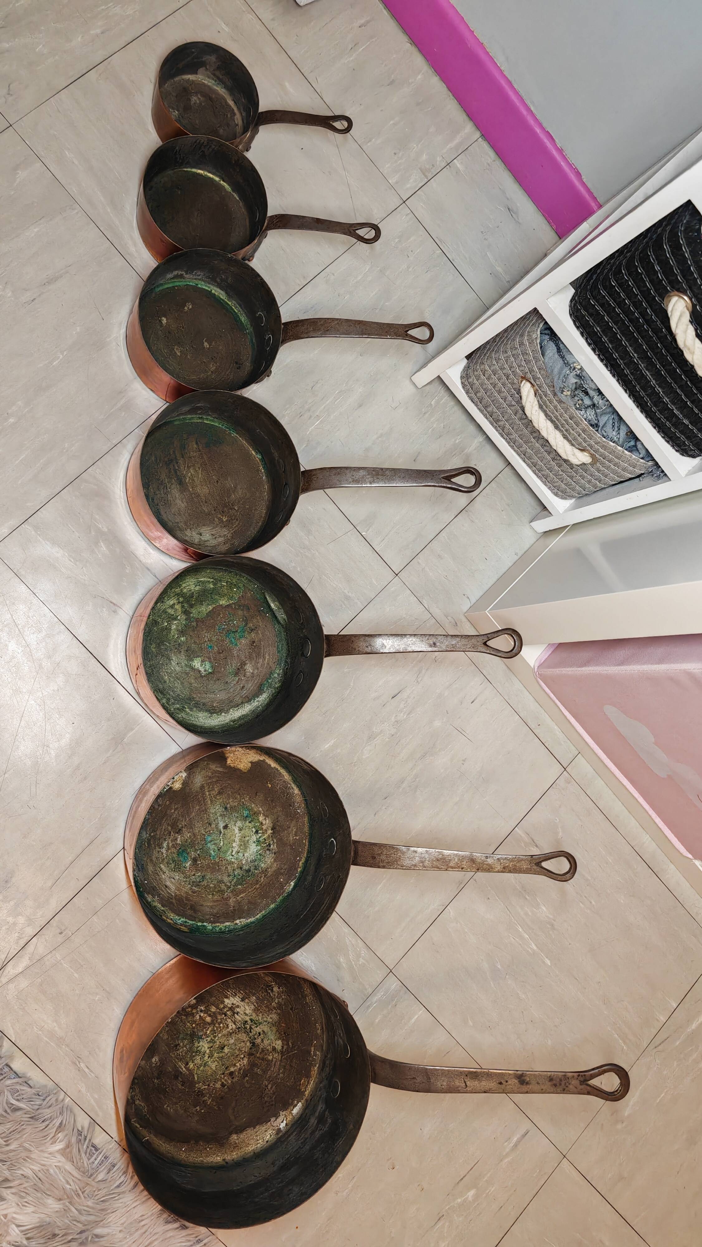 Lot de 7 casseroles en cuivre / manche en laiton