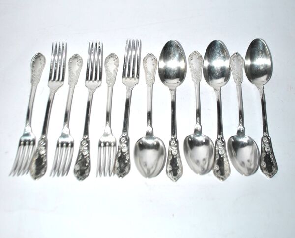 12 couverts en métal argenté à décor fleuri