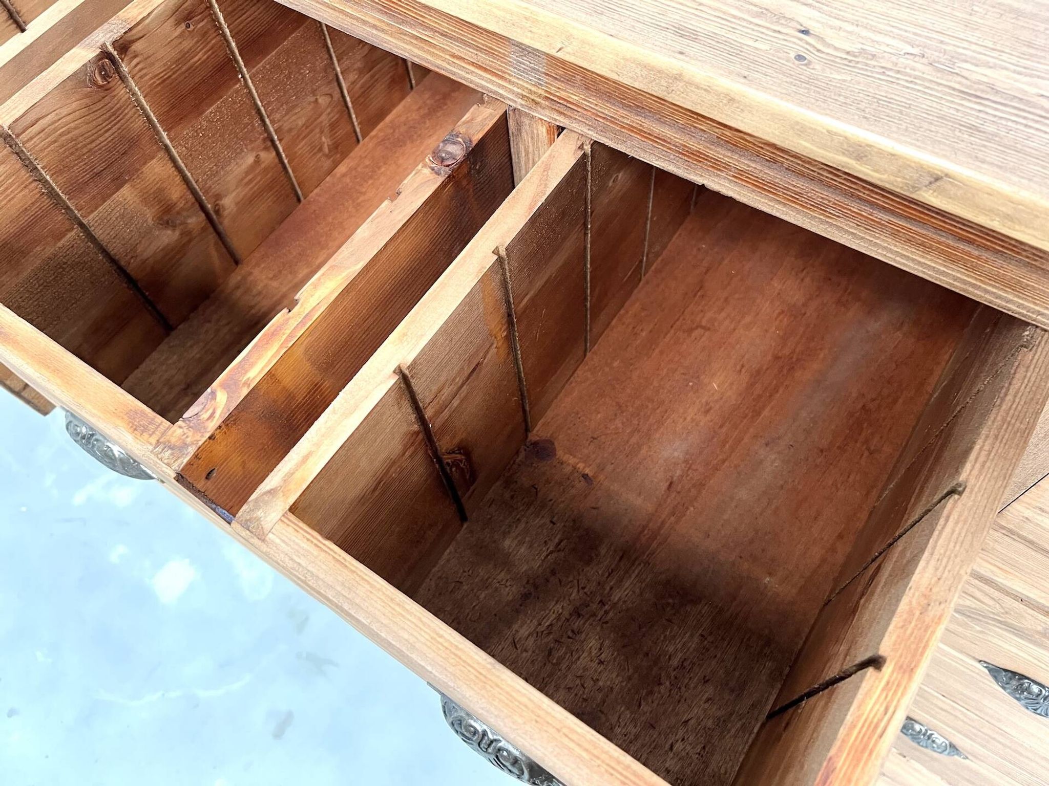 Craftsman's cabinet with 24 drawers in solid pine, 1950s.