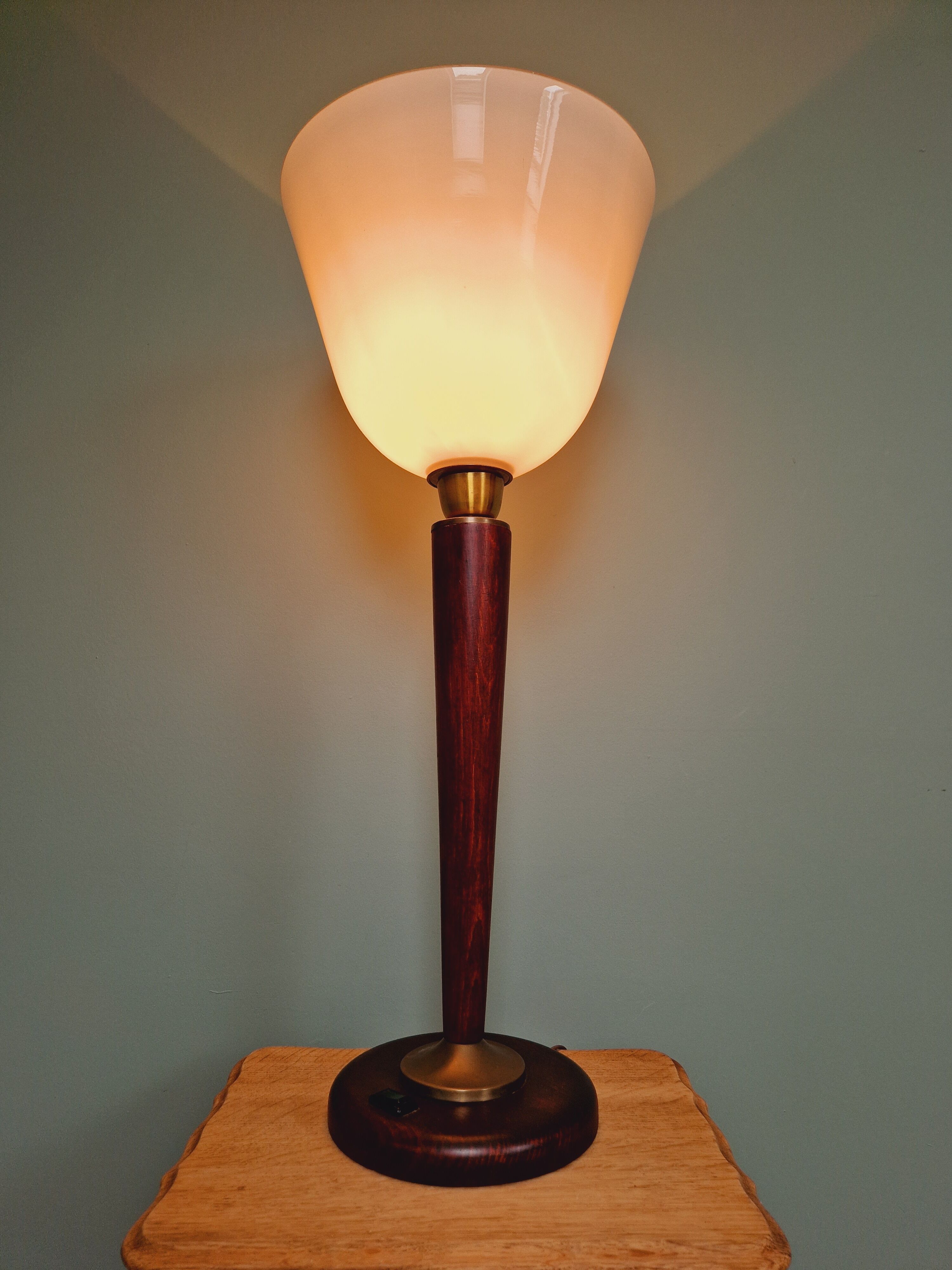 Large Art Deco lamp, in mahogany and opaline wood, 1920s-30s