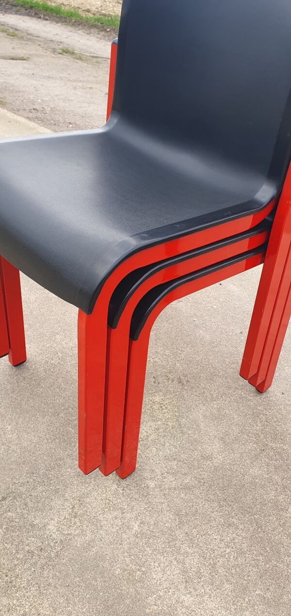 Lot de 4 chaises empilables Typy Massimo Papiri noir rouge postmoderne années 1990