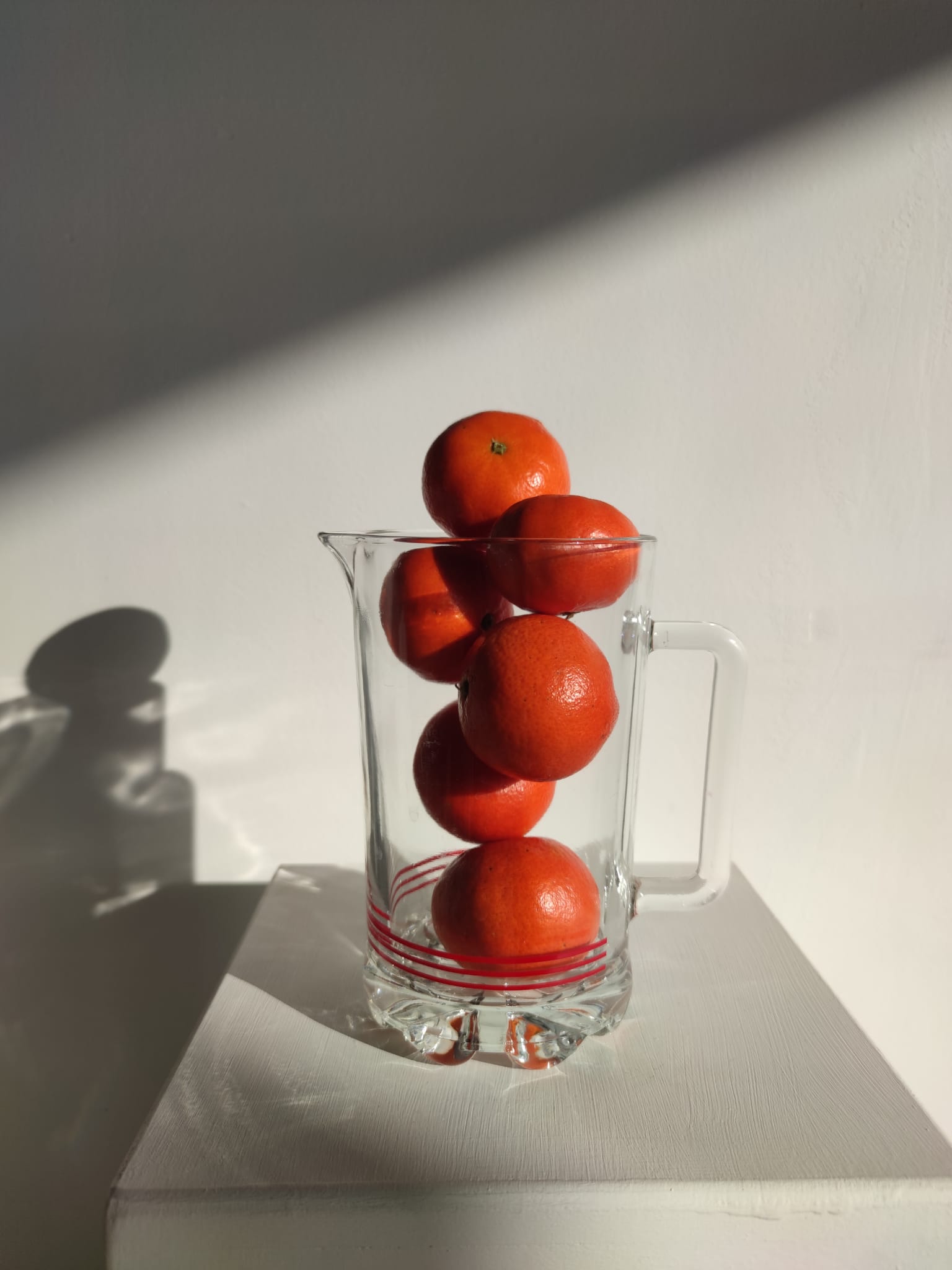 Pichet à orangeade italien vintage en verre à rayures rouges