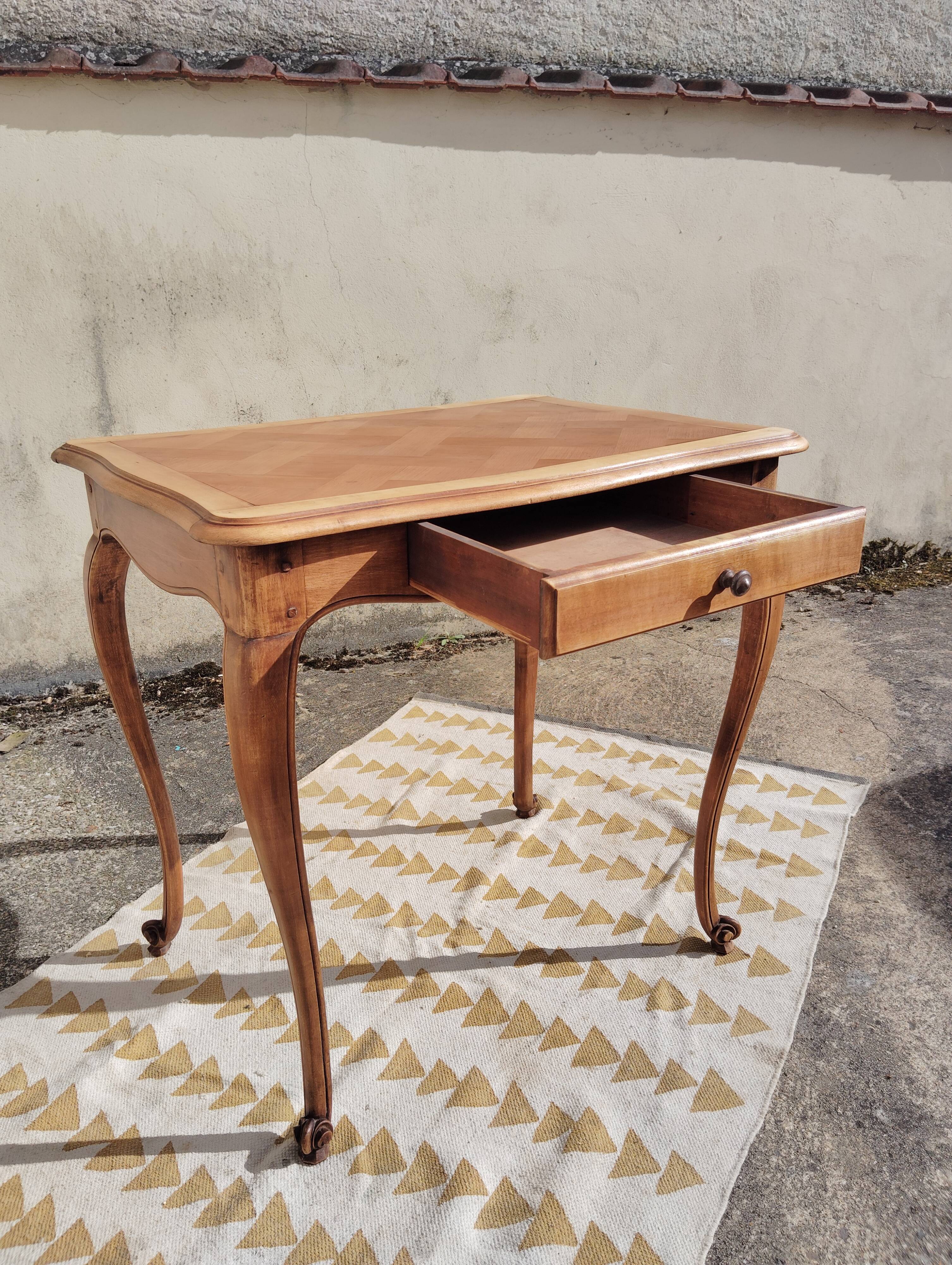 Table ou écritoire style Louis XV noyer éclairci