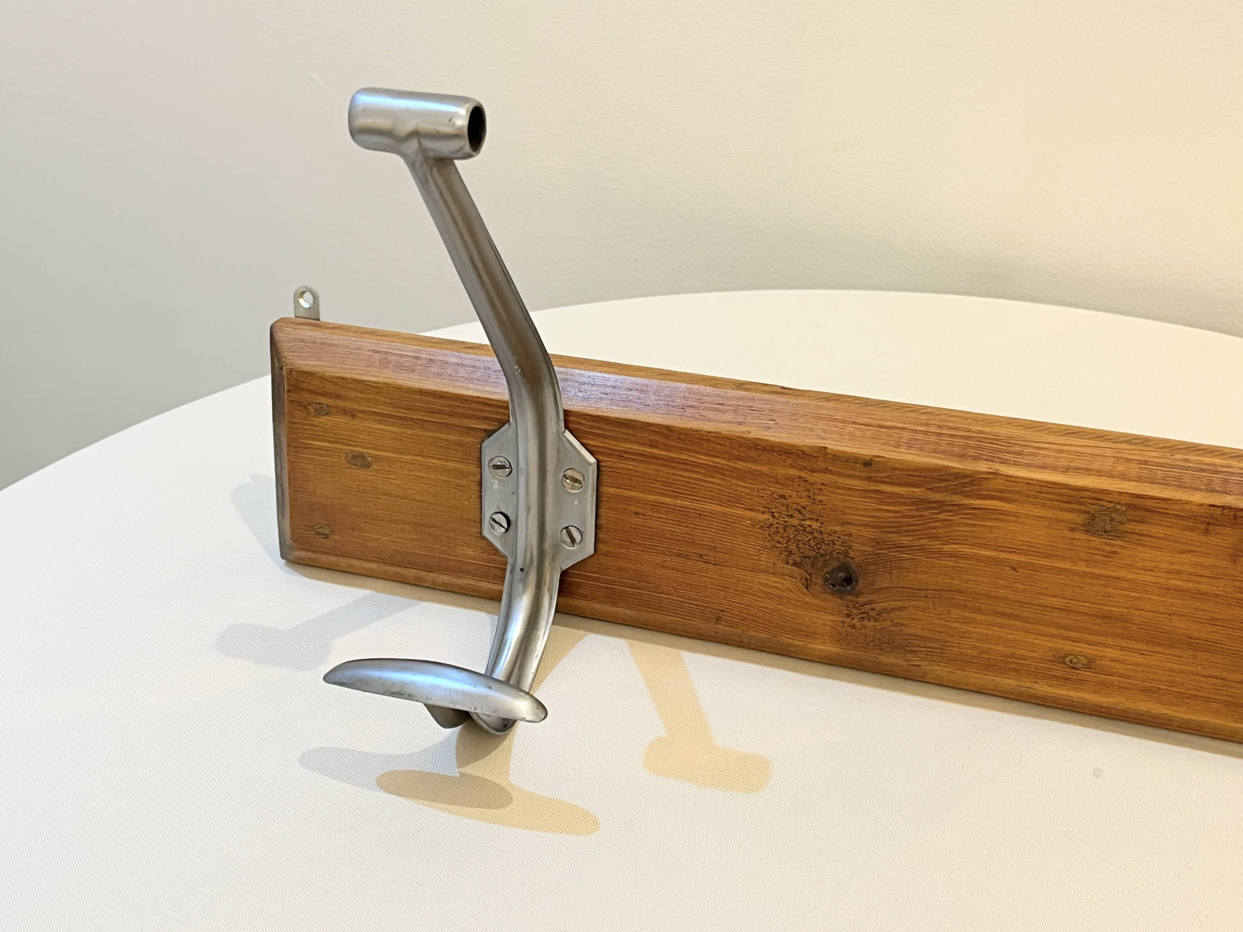 54 cm Ancien porte manteau mural d'école en bois et métal 2 patères double