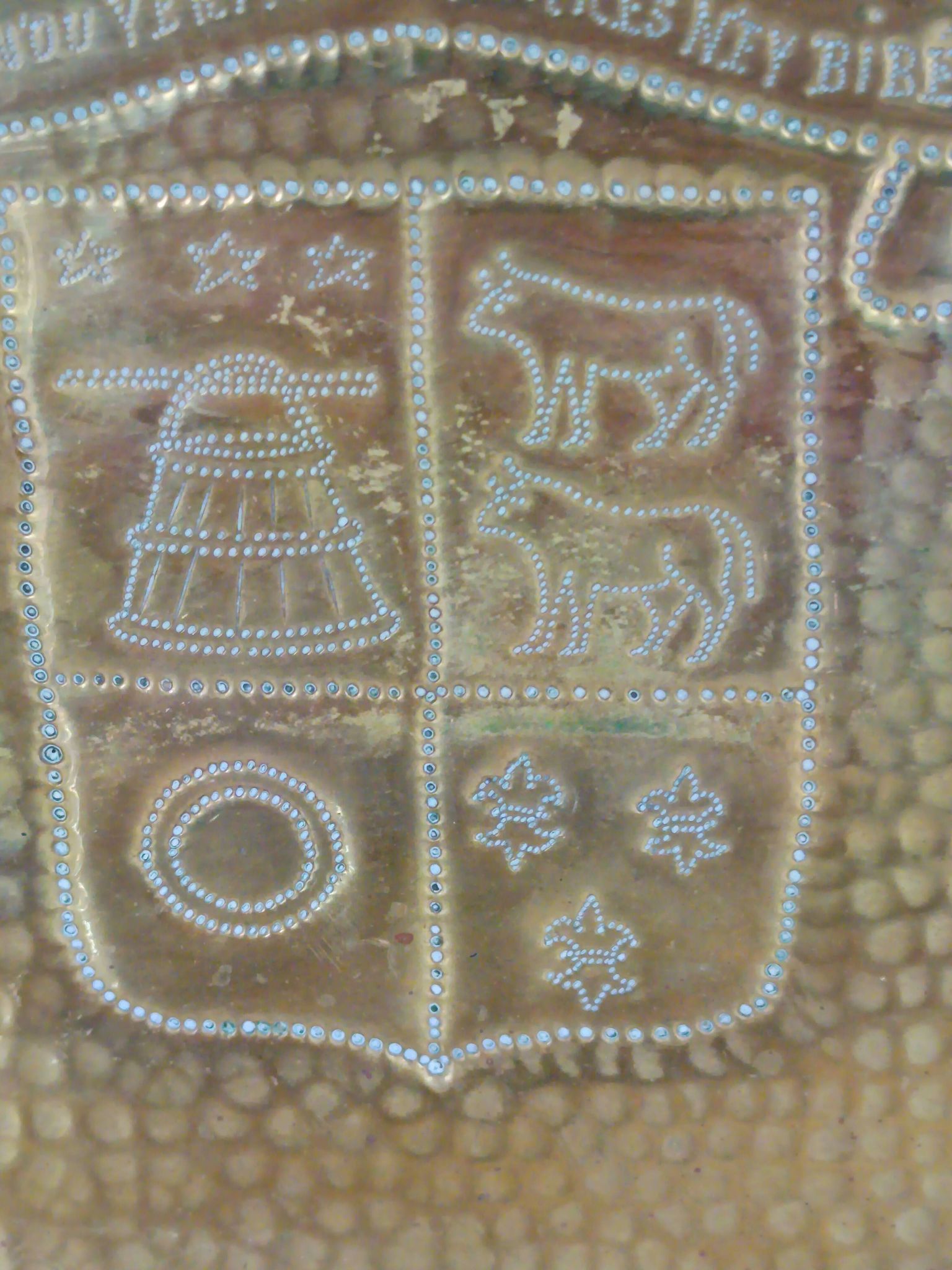 Ancient Béarn plateau in hammered brass with heraldic decoration and motto.