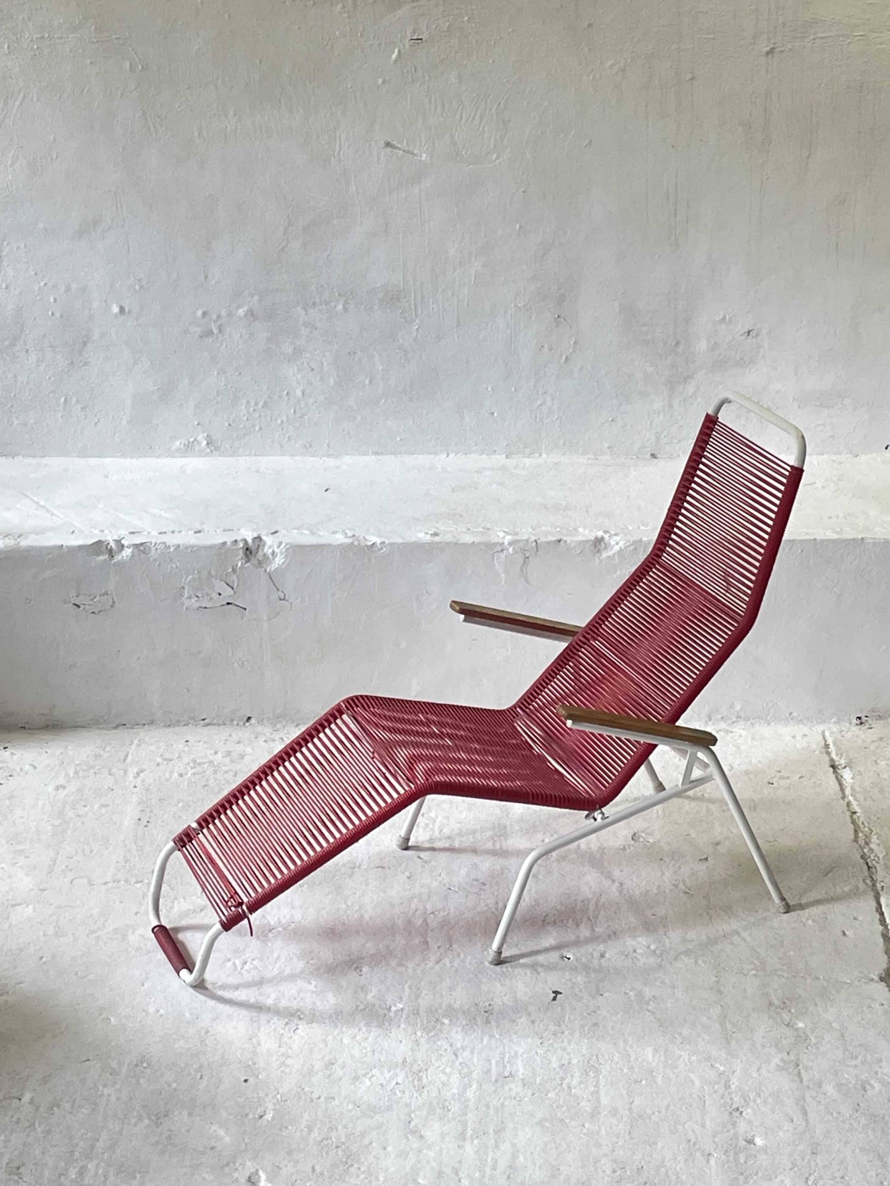 Vintage 1970s Elefant Möbel Spaghetti reclining chair for the garden.
