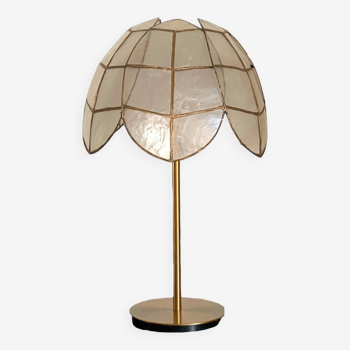 Table lamp made with a set mother-of-pearl lampshade, with a golden base