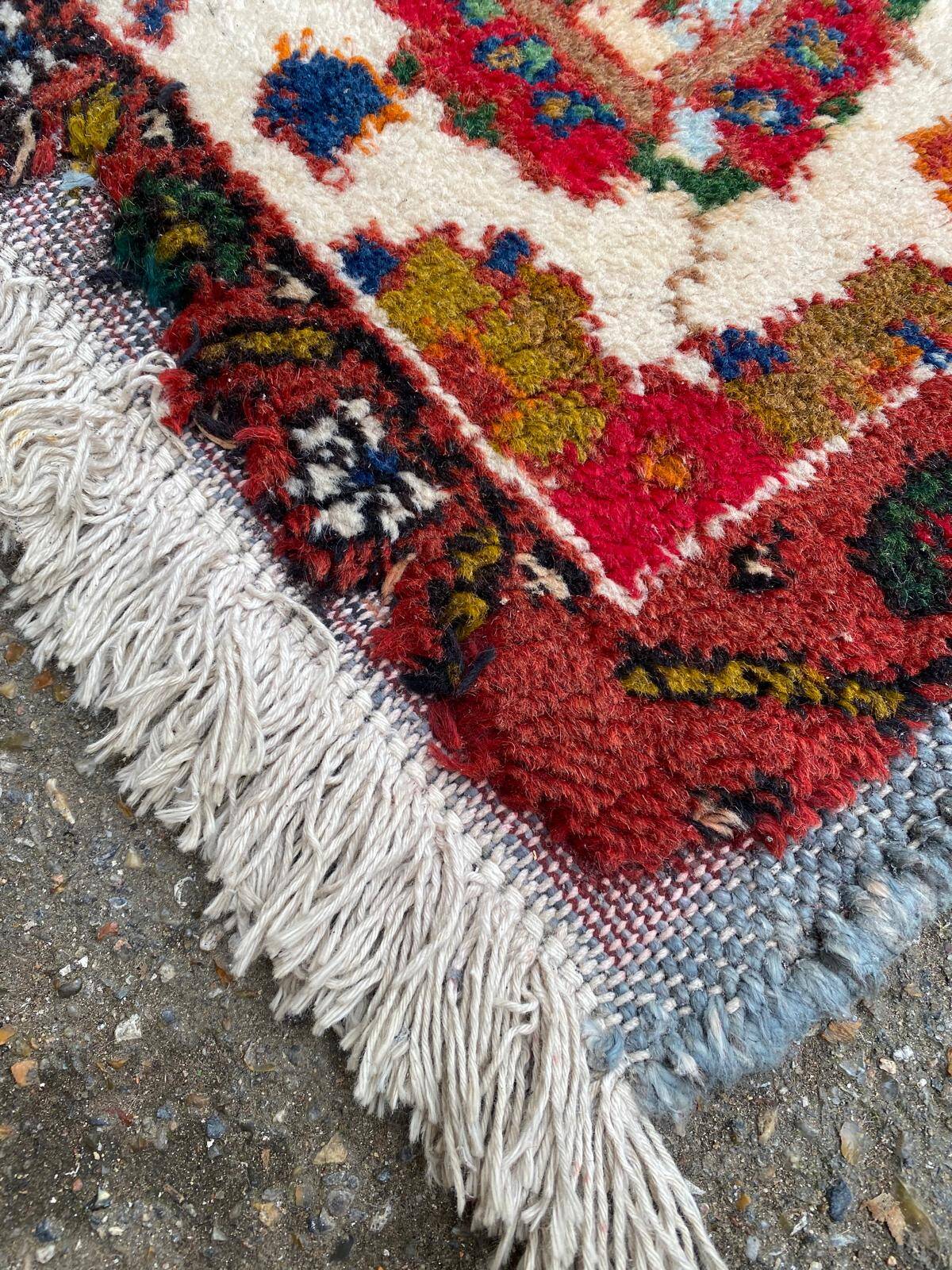Handmade knotted wool Bakhtiar rug from Iran, burgundy, 200x300cm