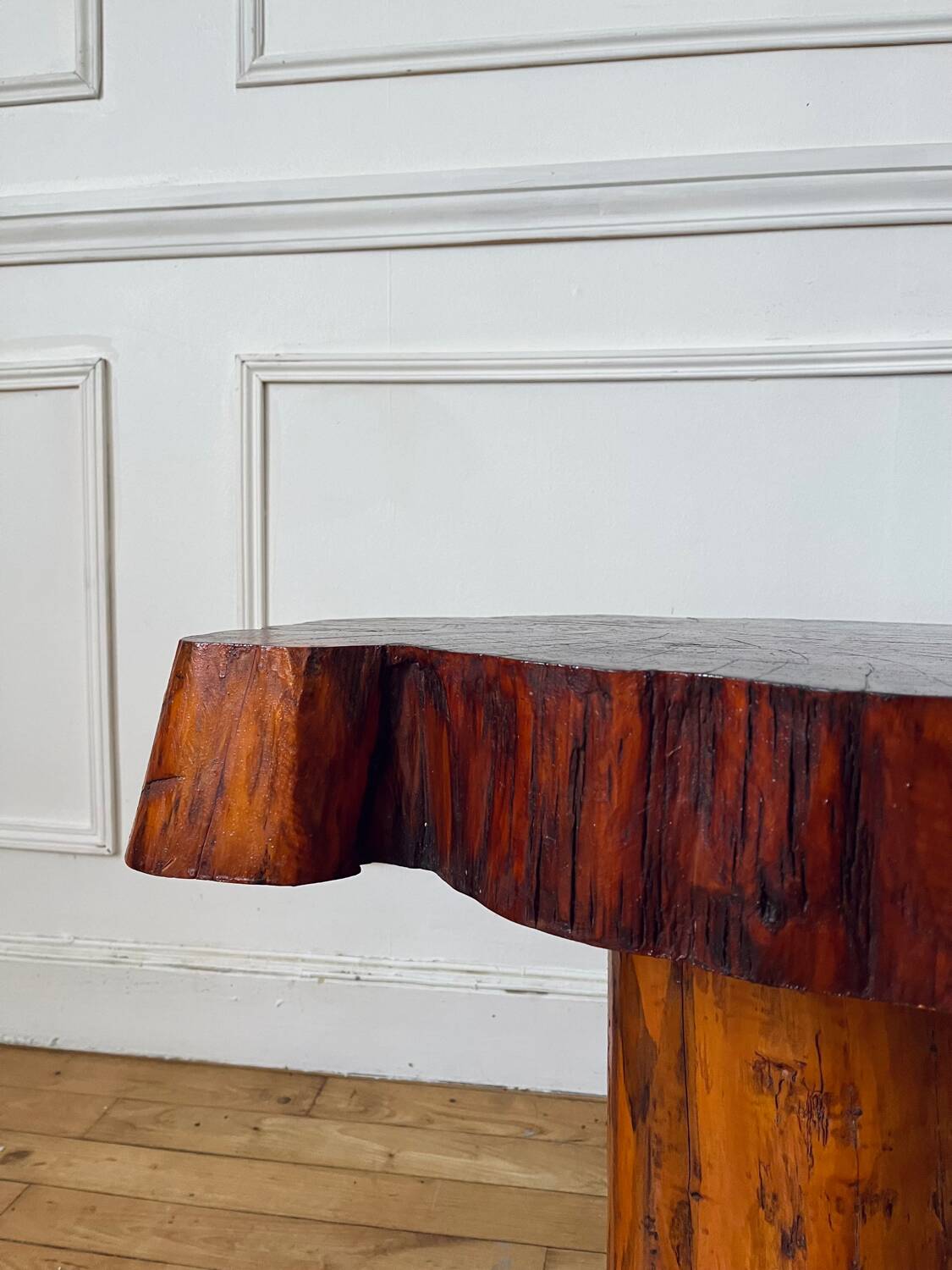 Table basse brutaliste en bois massif