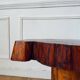 Table basse brutaliste en bois massif