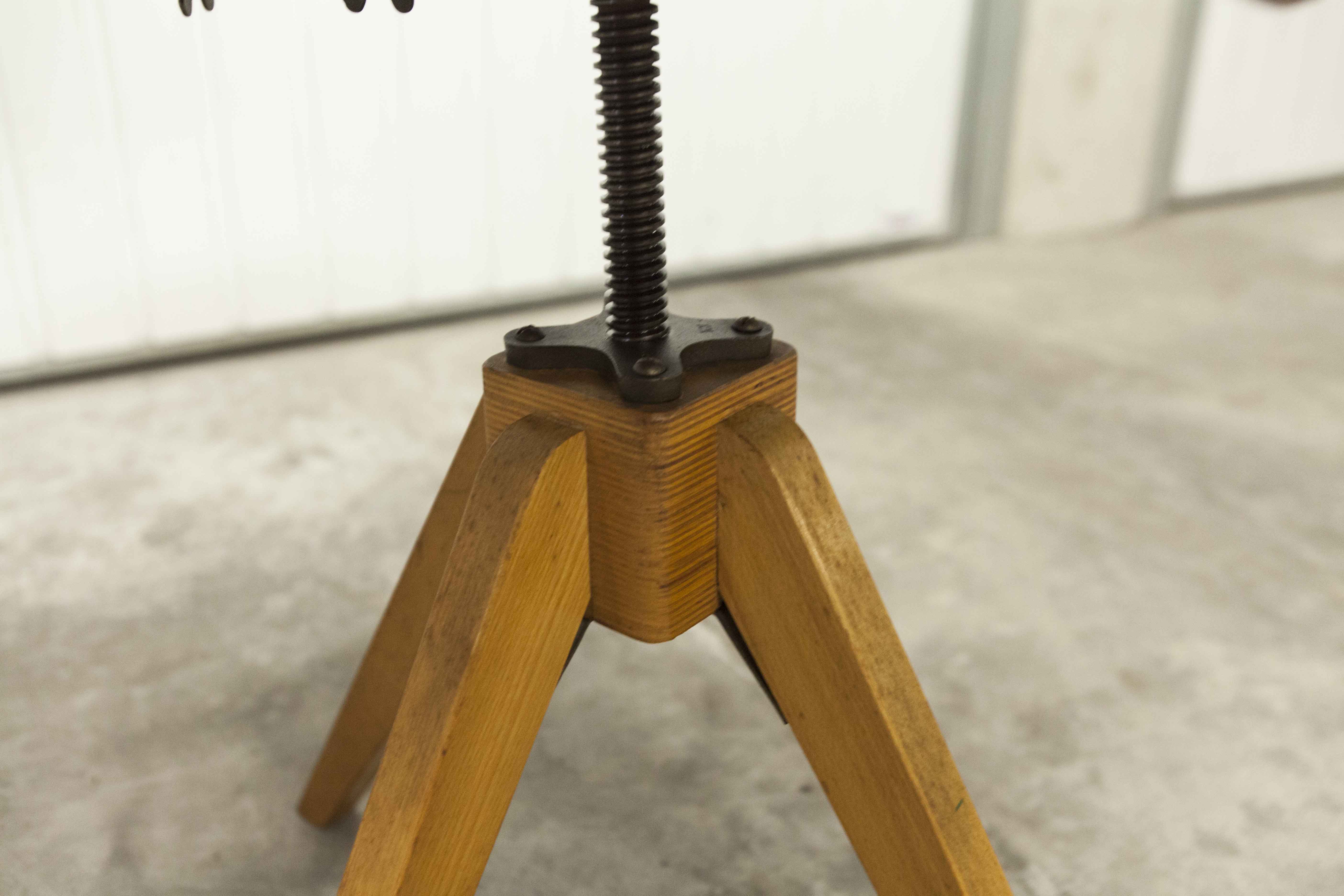 Workshop chair 1950 feet compass skaï red atypical