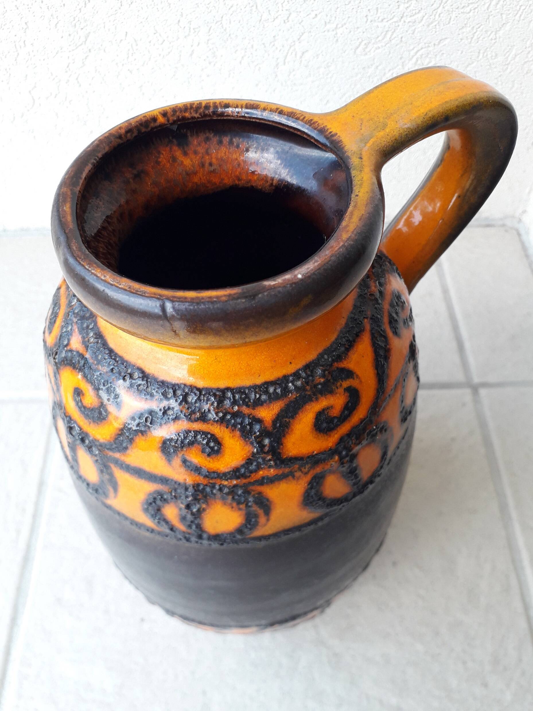 Vase en céramique orange et marron