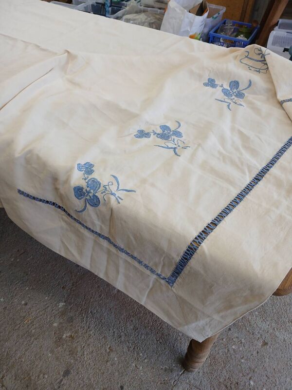 Drap ancien lin/ métis avec broderie