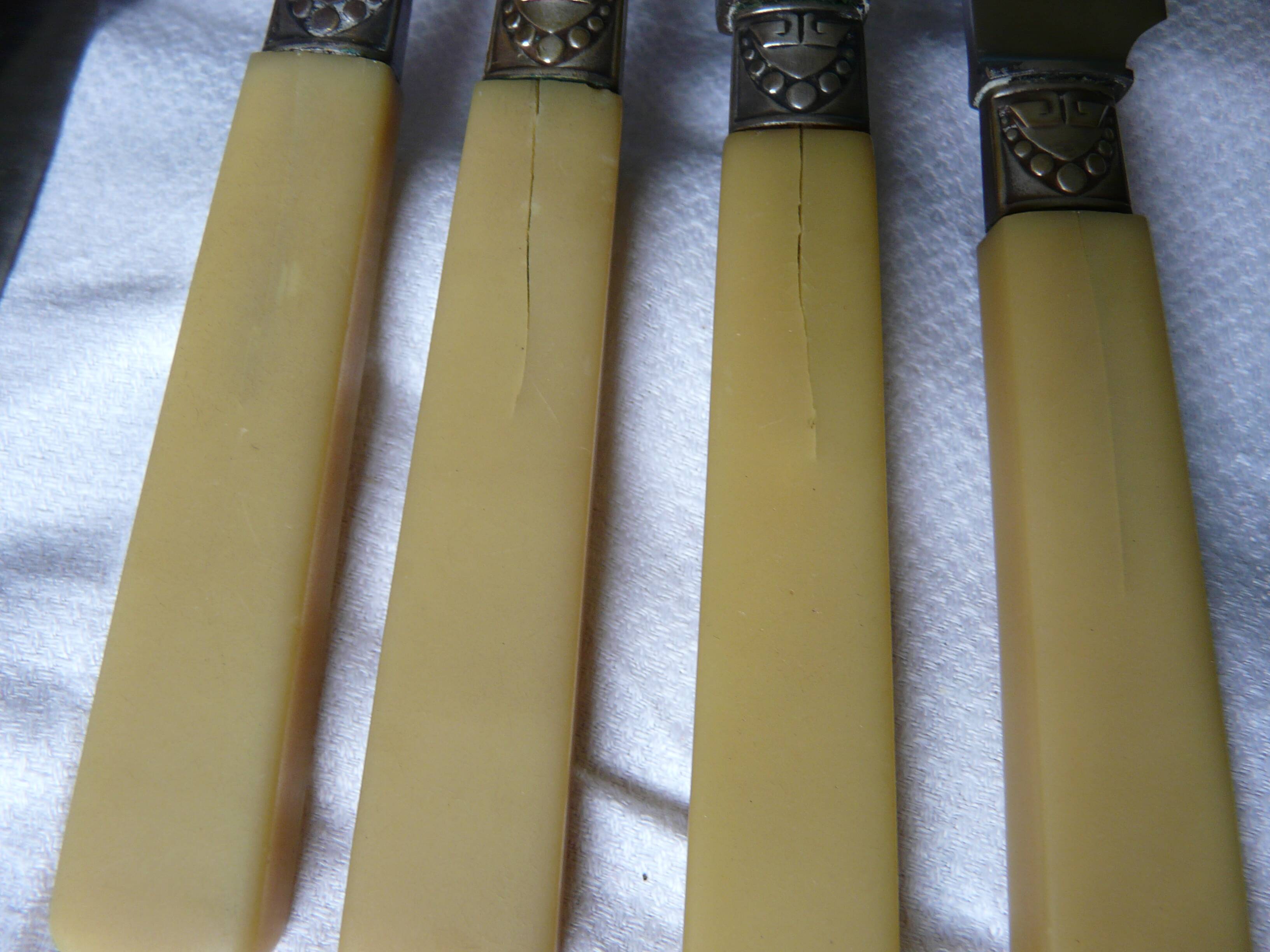 box of 12 stainless steel knives with bakelite handle and silver metal ferrule art decp