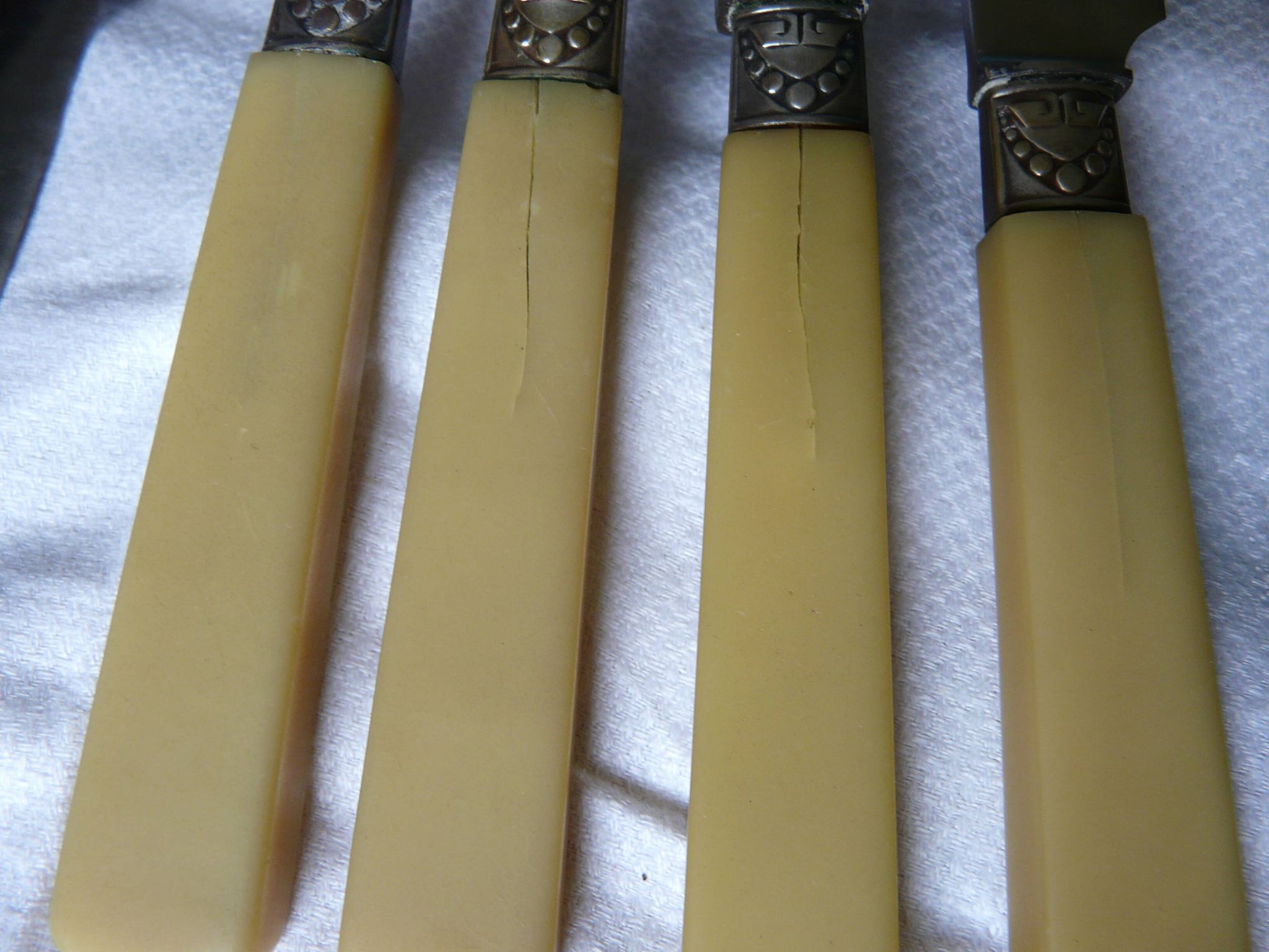 box of 12 stainless steel knives with bakelite handle and silver metal ferrule art decp