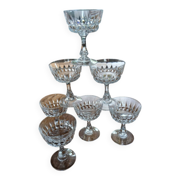 7 coupes à champagne anciennes en cristal