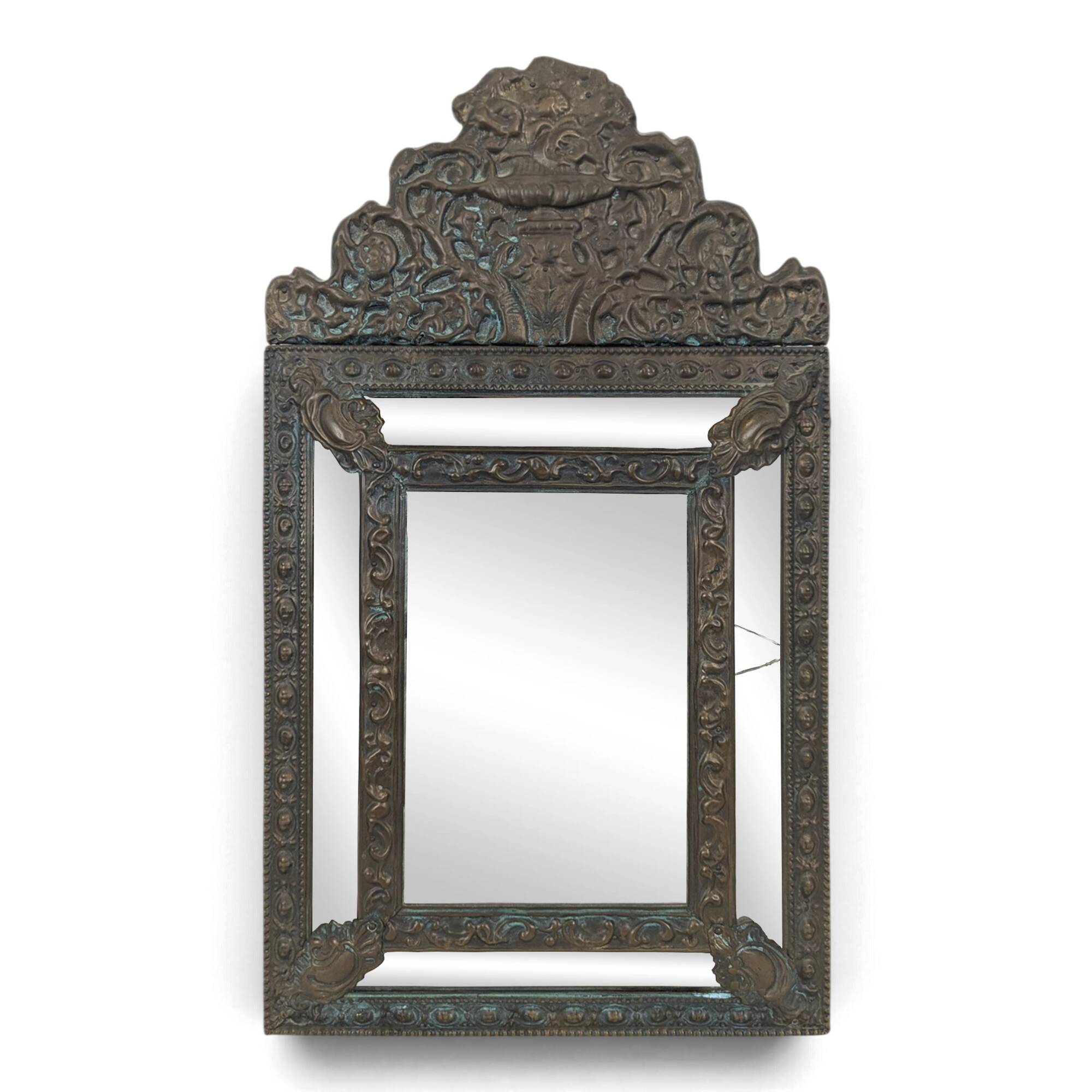 Miroir à parecloses en laiton repoussé de style hollandais