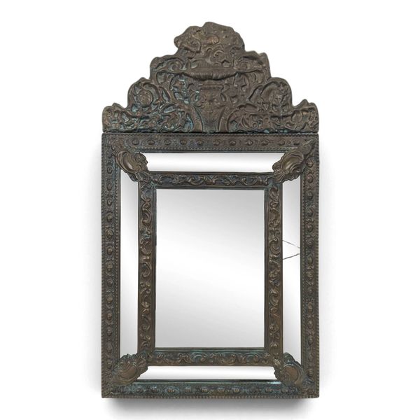 Miroir à parecloses en laiton repoussé de style hollandais