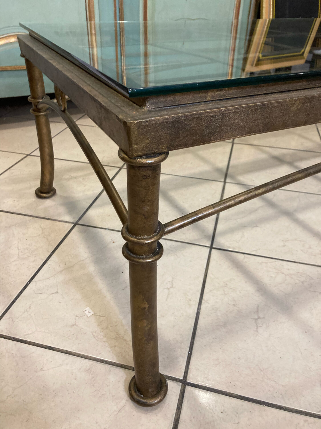 Table basse en fer et plateau en verre
